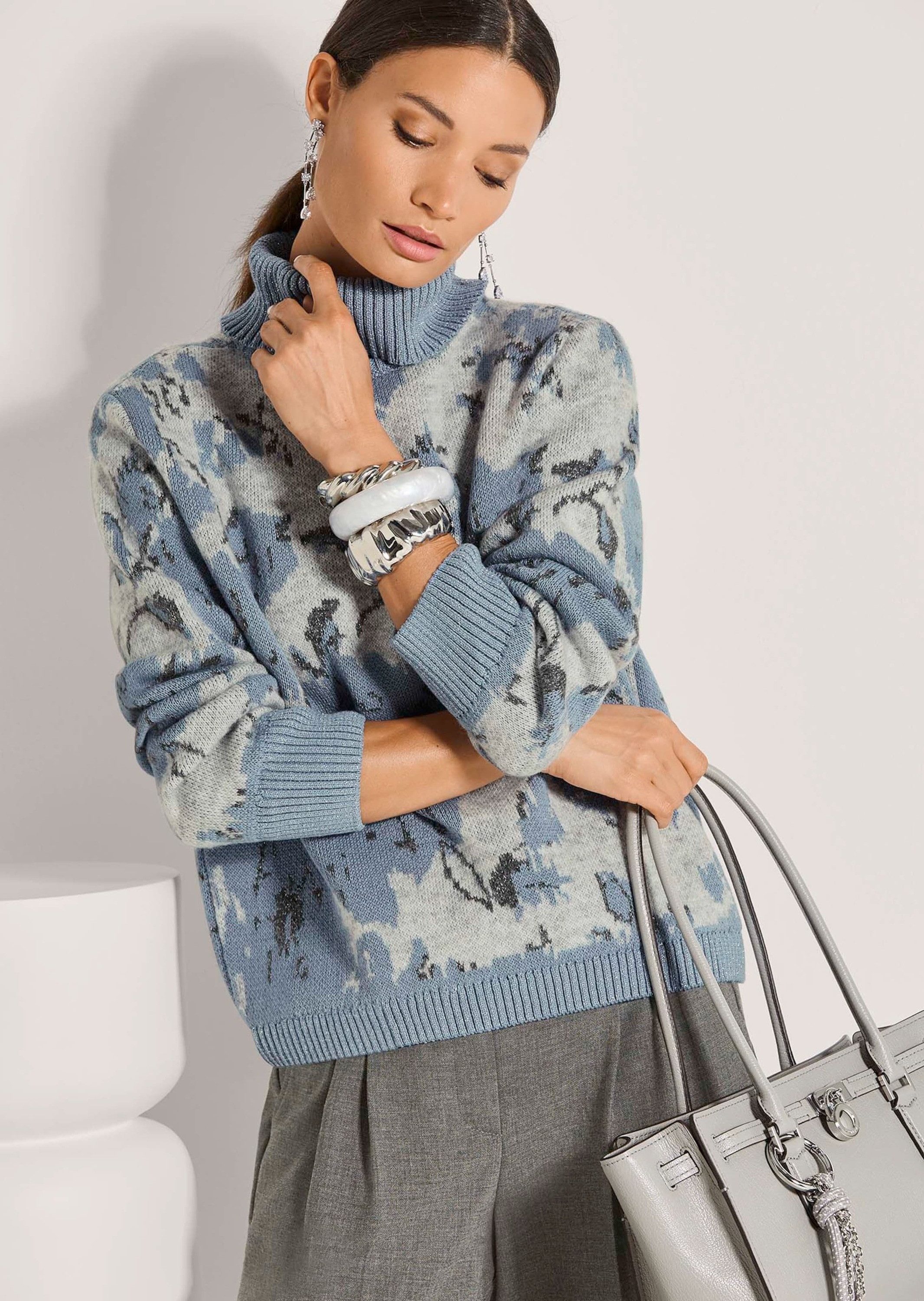 MADELEINE Strickpullover Floraler Jacquard-Pulli mit Rollkragen Voluminös gestrickter Kragen & feines Glanzgarn