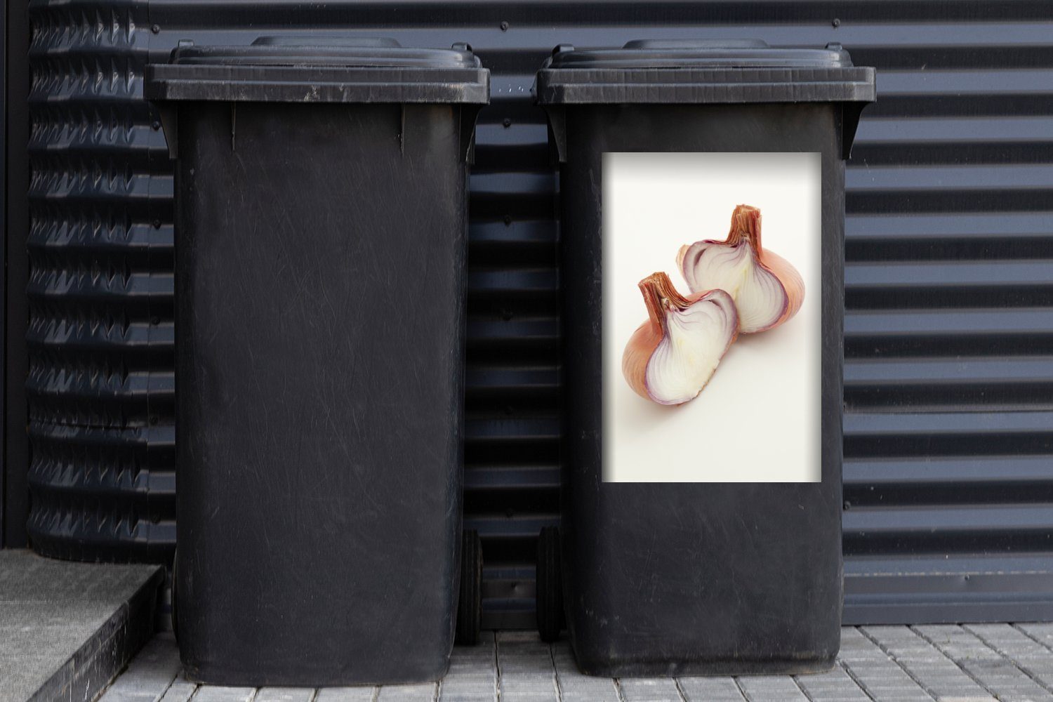 Mülleimer-aufkleber, Hintergrund St), halbe Sticker, (1 abgebildet Schalotten MuchoWow Wandsticker vor Container, weißem Abfalbehälter Zwei Mülltonne,
