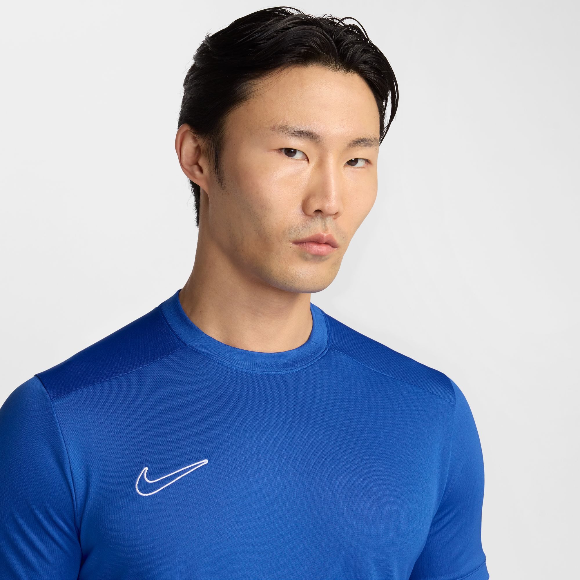 Nike Fußballtrikot Nike Academy Men's Dri-FIT Short-Sleeve Soccer Top für Fußballtraining entwickelt, mit seitlichen Mesh-Einsätzen