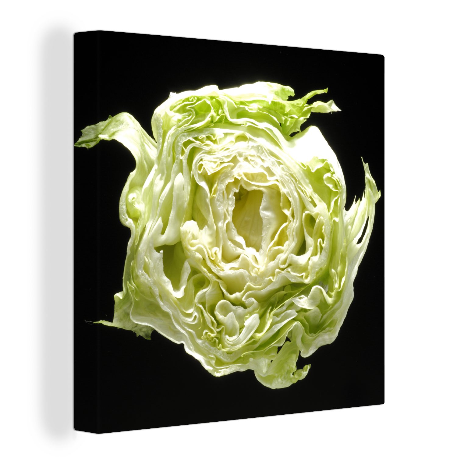 OneMillionCanvasses® Leinwandbild Querschnitt eines Eisbergsalats vor einem schwarzen Hintergrund, (1 St), Leinwand Bilder für Wohnzimmer Schlafzimmer