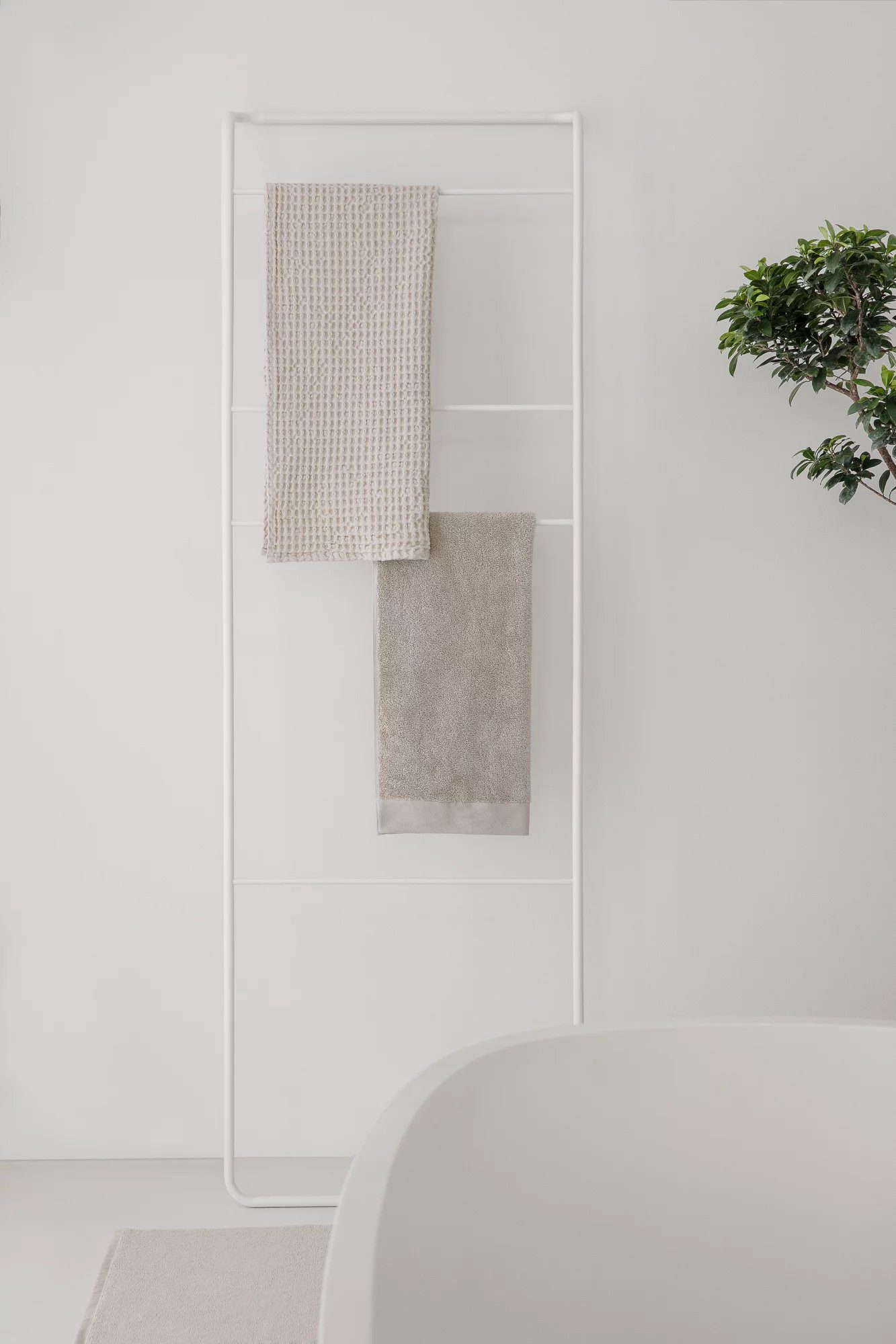 blomus Handtuchleiter -MODO- Handtuchhalter: Zeitloses Design für Ihr Badezimmer, Designer, Zeitlos, Titanbeschichtet, Flexibel positionierbar, Stabil