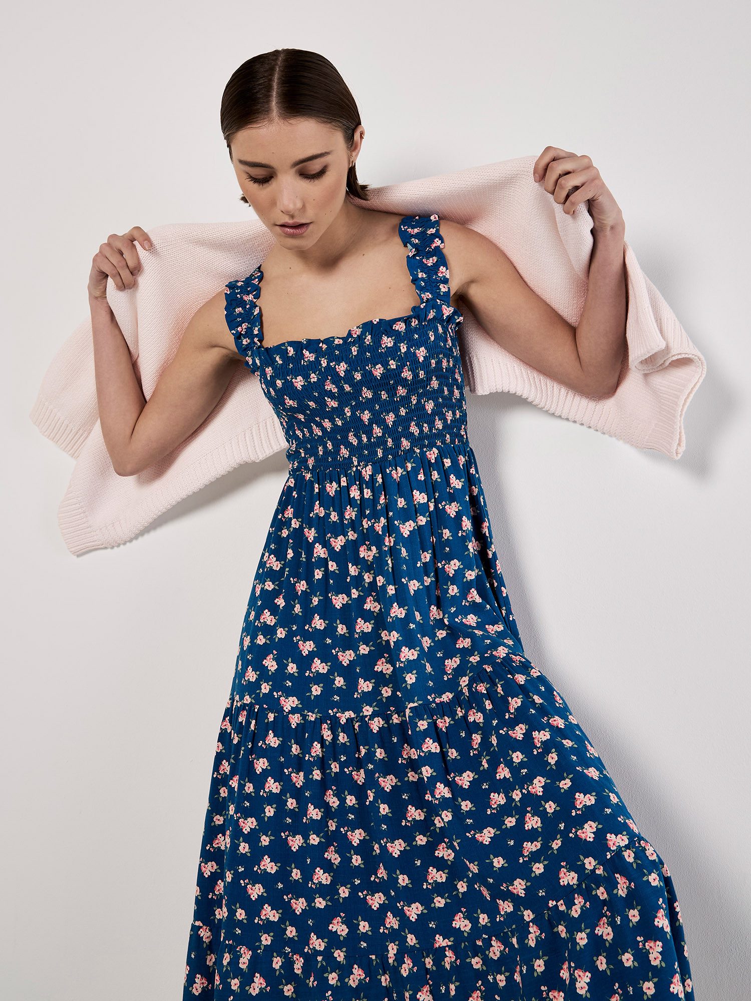 Apricot Midikleid Spaced Ditsy Smocked Tiered Dress mit Blumendruck, mit Sm günstig online kaufen