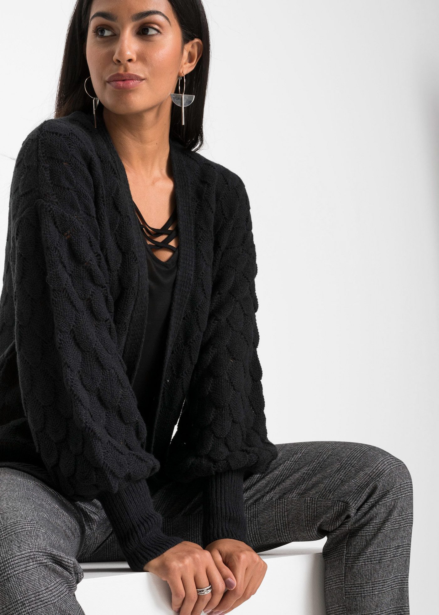 bonprix Ajourstrickjacke Oversize-Passform, Ajour-Muster, femininer Stil, aus Polyacryl