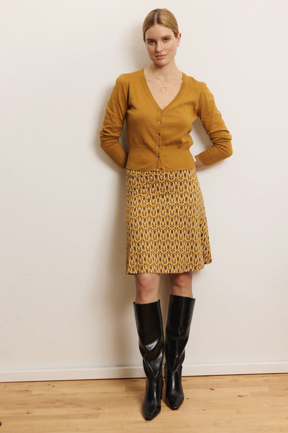 Tranquillo Cardigan Damen Linaa GOTS-Bio-Baumwolle V-Ausschnitt Zierkante kurze Passform Unifarbene Strickjacke hautschmeichelnd, atmungsaktiv und luftig – Bild 4 von 5