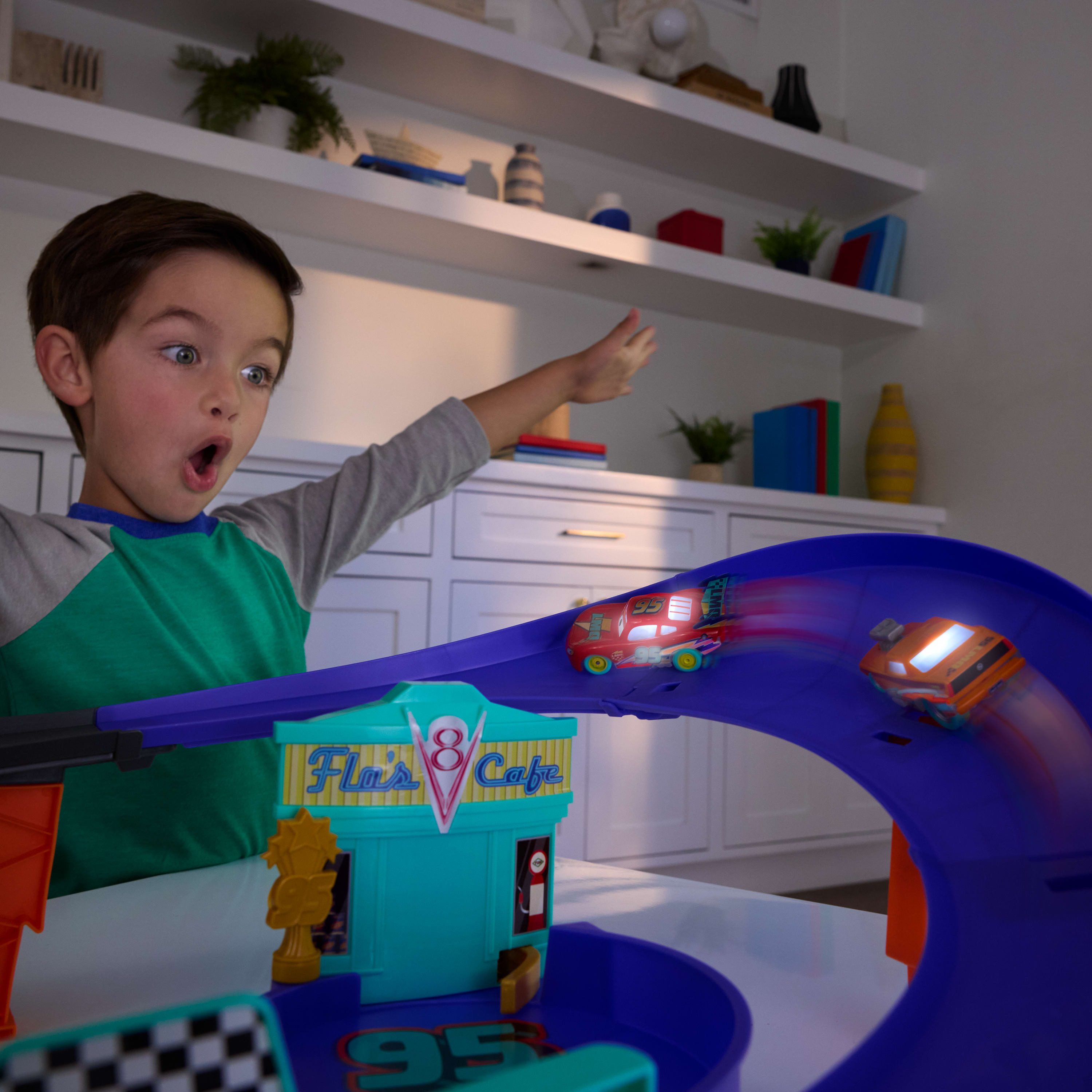 Mattel® Autorennbahn Disney Pixar Cars, Lightning McQueen Celebration Rennstrecke, Inklusive Fahrzeug mit Licht