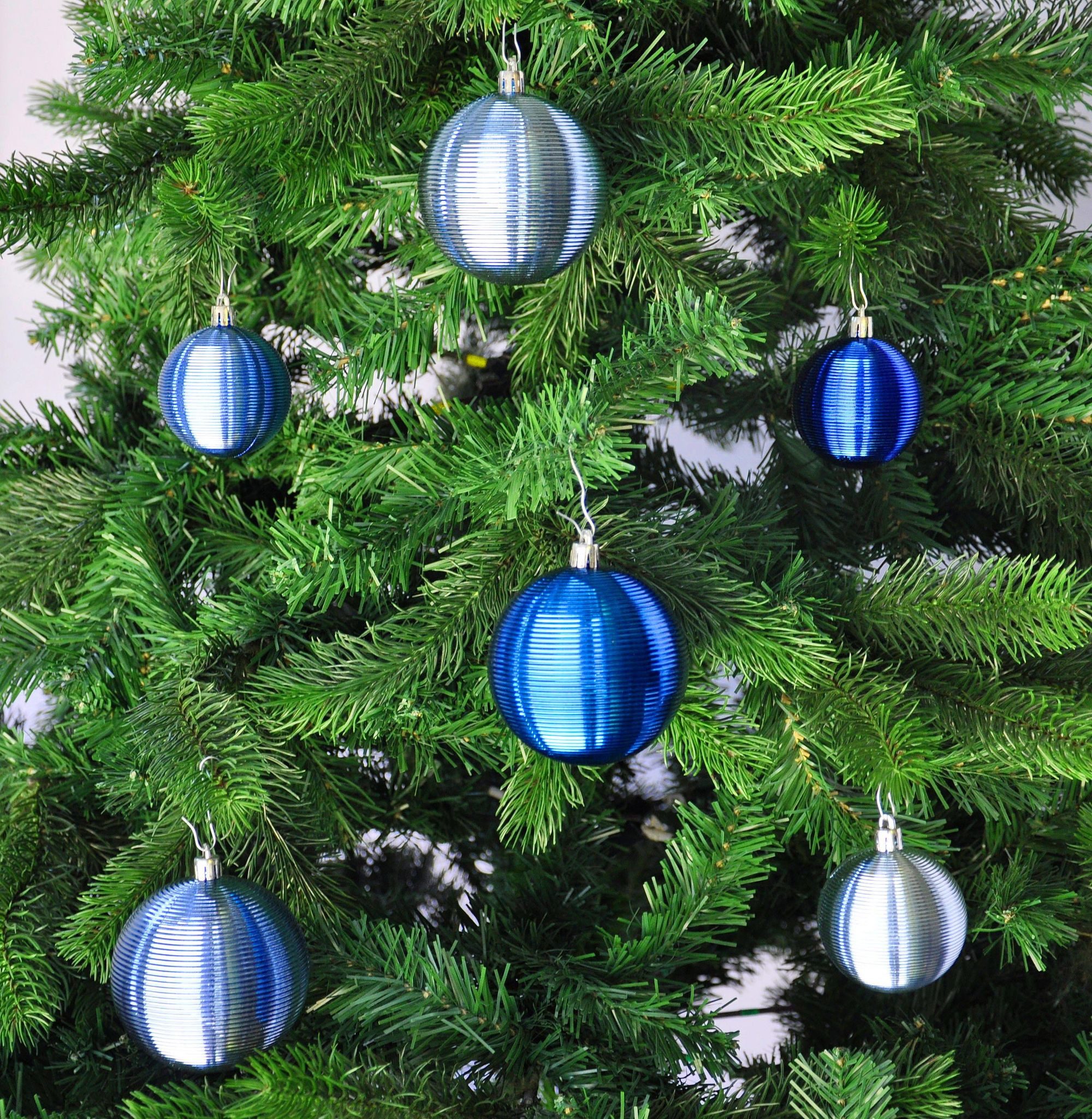 JACK Christbaumschmuck JACK by Inge 50x Kunststoff Kugeln Blau Christbaumkugeln inkl. Haken, Inkl. Haken, Rillenoptik aus Kunststoff Ø 4 + 6 cm, Aufbewahrungsbox