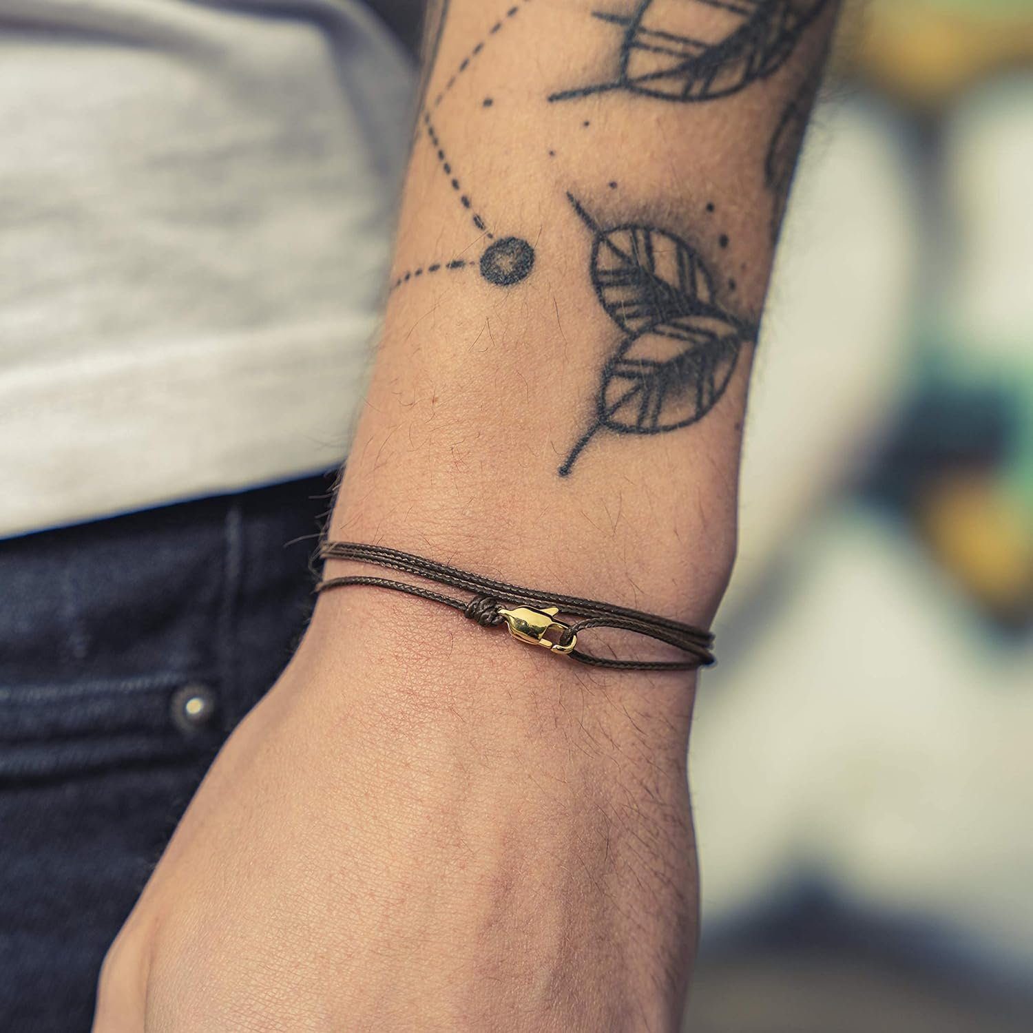 Made by Nami Wickelarmband Minimalistisches Armband mit Karabinerhaken Herren Armband Damen, Maritimes Armband Wasserfest & Verstellbar Braun Gold