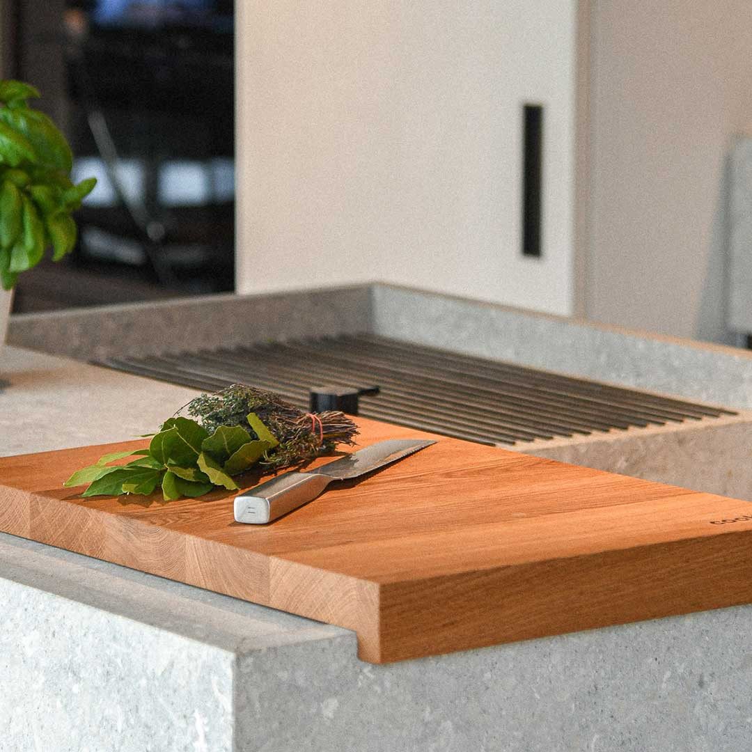 cookx Schneidebrett Holz - mit Antirutschkante hochkant