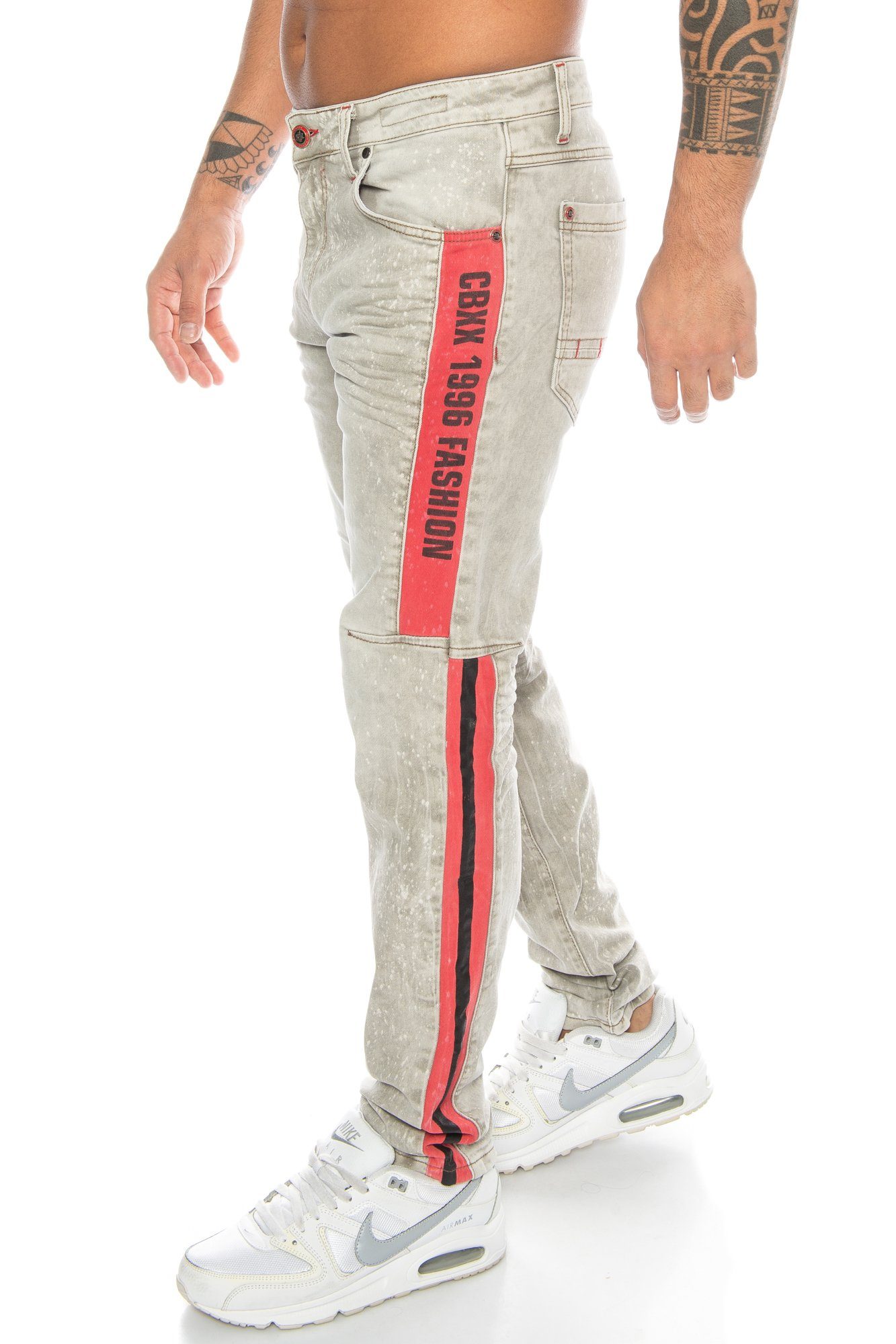 Cipo & Baxx Slim-fit-Jeans »Herren Jeans Hose mit modischen Streifen und  ausgefallener Waschung« Stylische Kontraststreifen setzen in Kombination  mit der Waschung ein Highlight