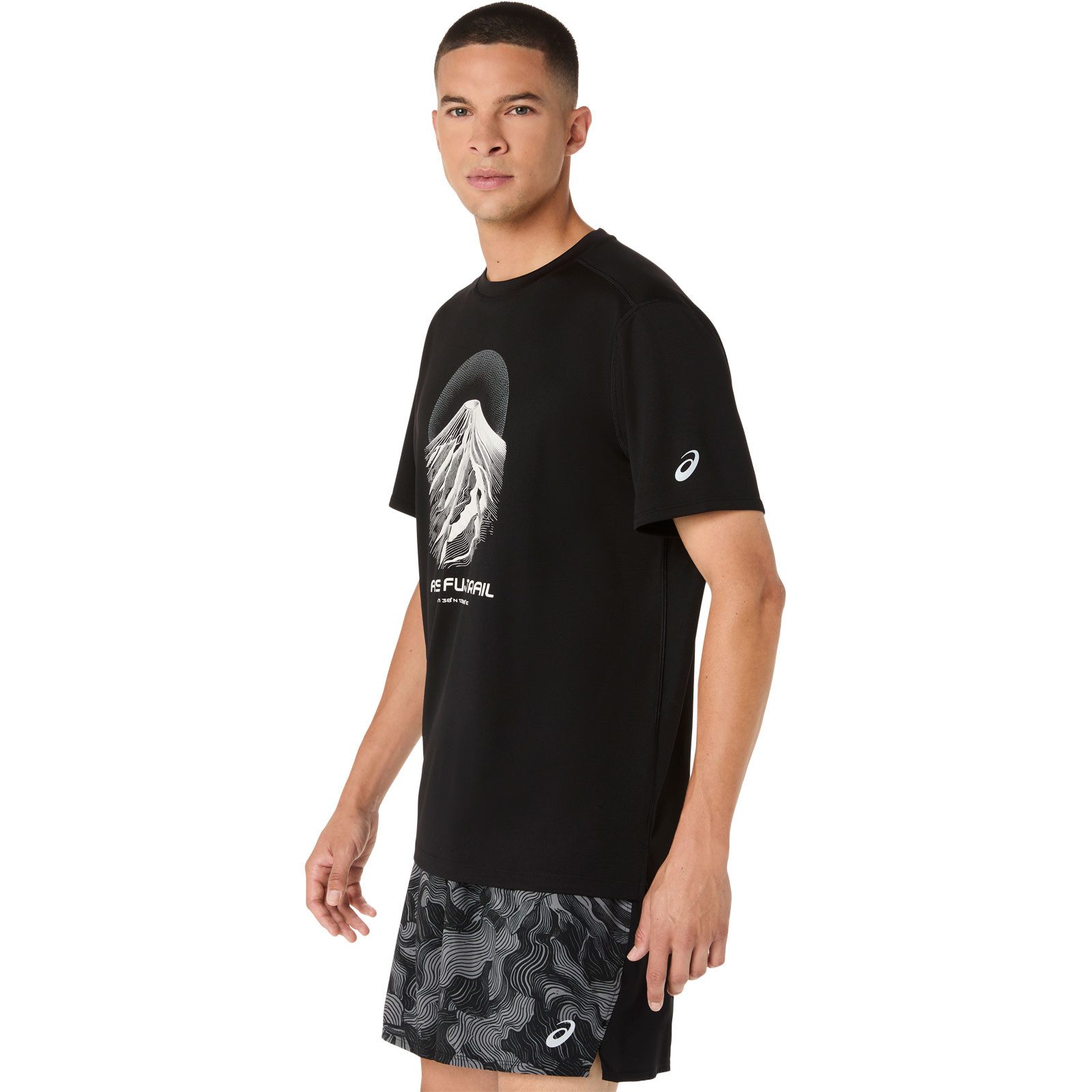 Asics Laufshirt Fujitrail Logo Short Sleeve Top Men 2011D527-001 Bietet optimale Bewegungsfreiheit