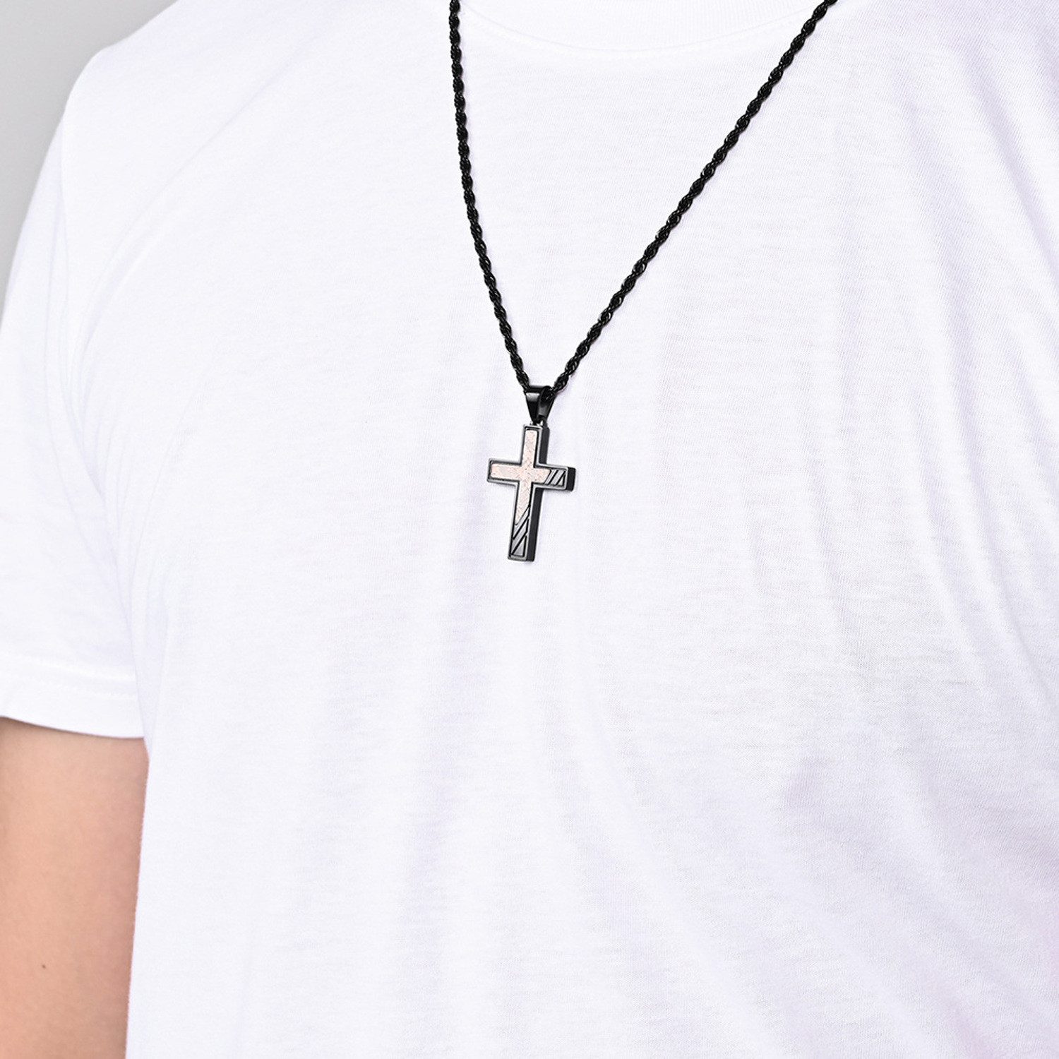 KARMA Kette mit Anhänger Halskette Herren mit Kreuz Schwarz Edelstahl 60 cm (Schmuckbox, 1-tlg., Männer Herrenhalskette Geschenk für Ihn), Herrenkette Herrenschmuck