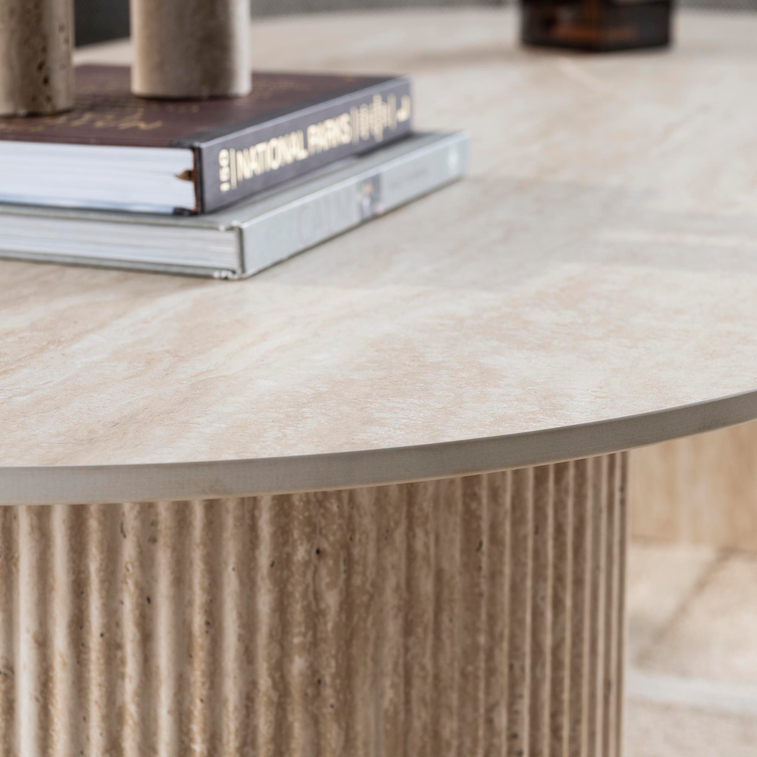 alesvelt Couchtisch SIENNA TRAVERTINO Lowboard-Tisch in organischer Säulen Rillen-Optik (1-Couchtisch), 135x70x35cm Travertin Design Säulenfuß