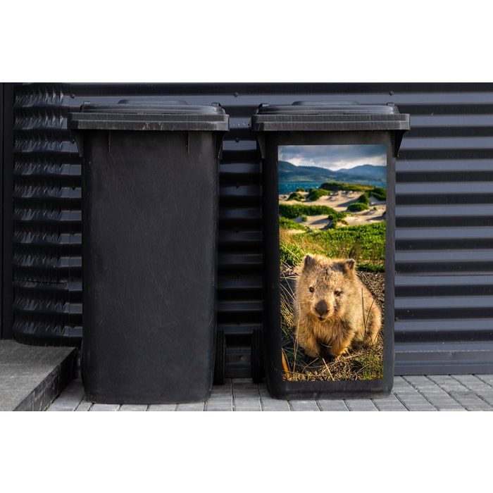 MuchoWow Wandsticker Ein Wombat in einer grünen Umgebung (1 St) Mülleimer-aufkleber Mülltonne Sticker Container Abfalbehälter