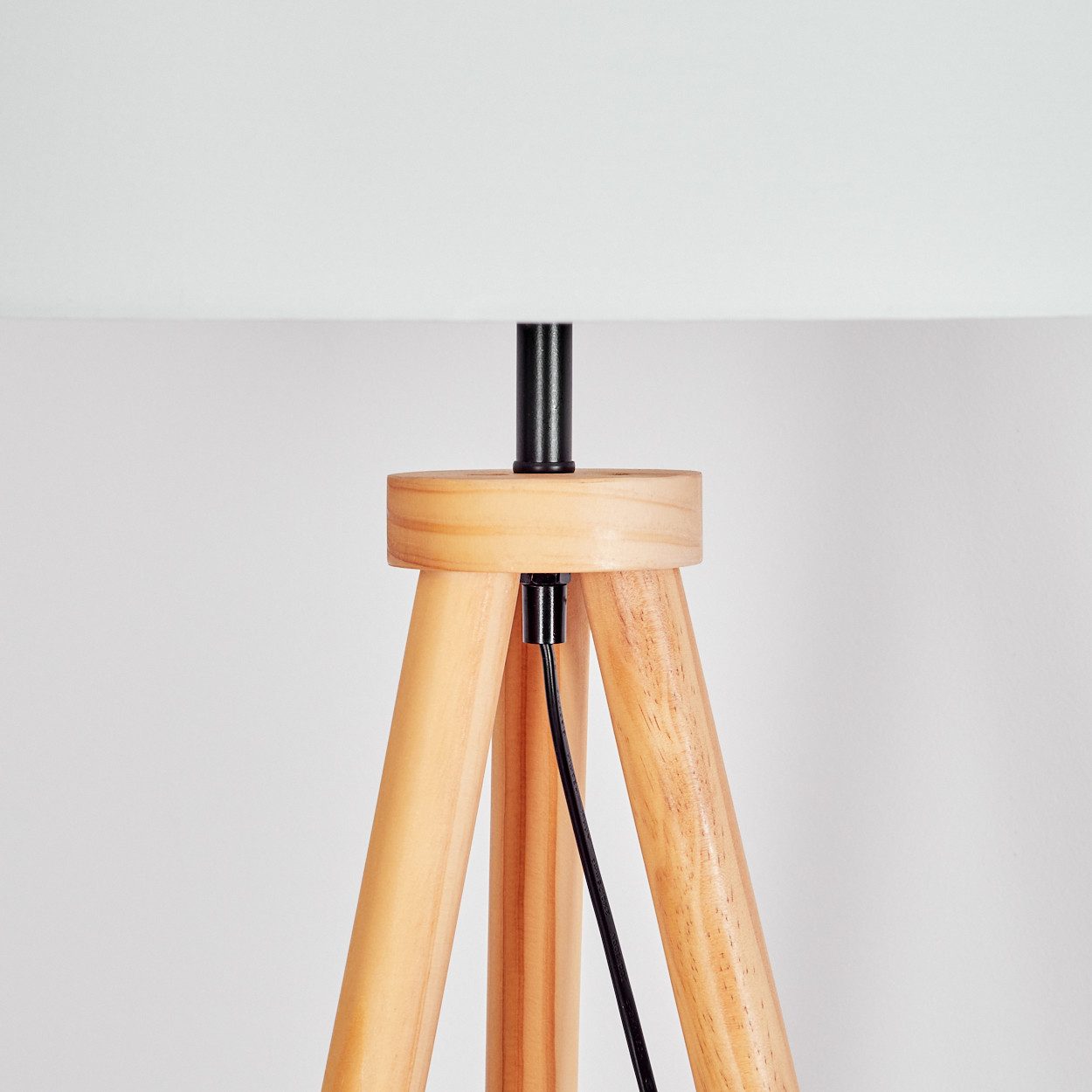 hofstein Stehlampe Stehlampe aus Holz/Metall im modernen Boho-Design mit Fußschalter, Stehleuchte mit Ablagefläche u. Schirm aus Stoff, Ø 50 cm, 153 cm, E27