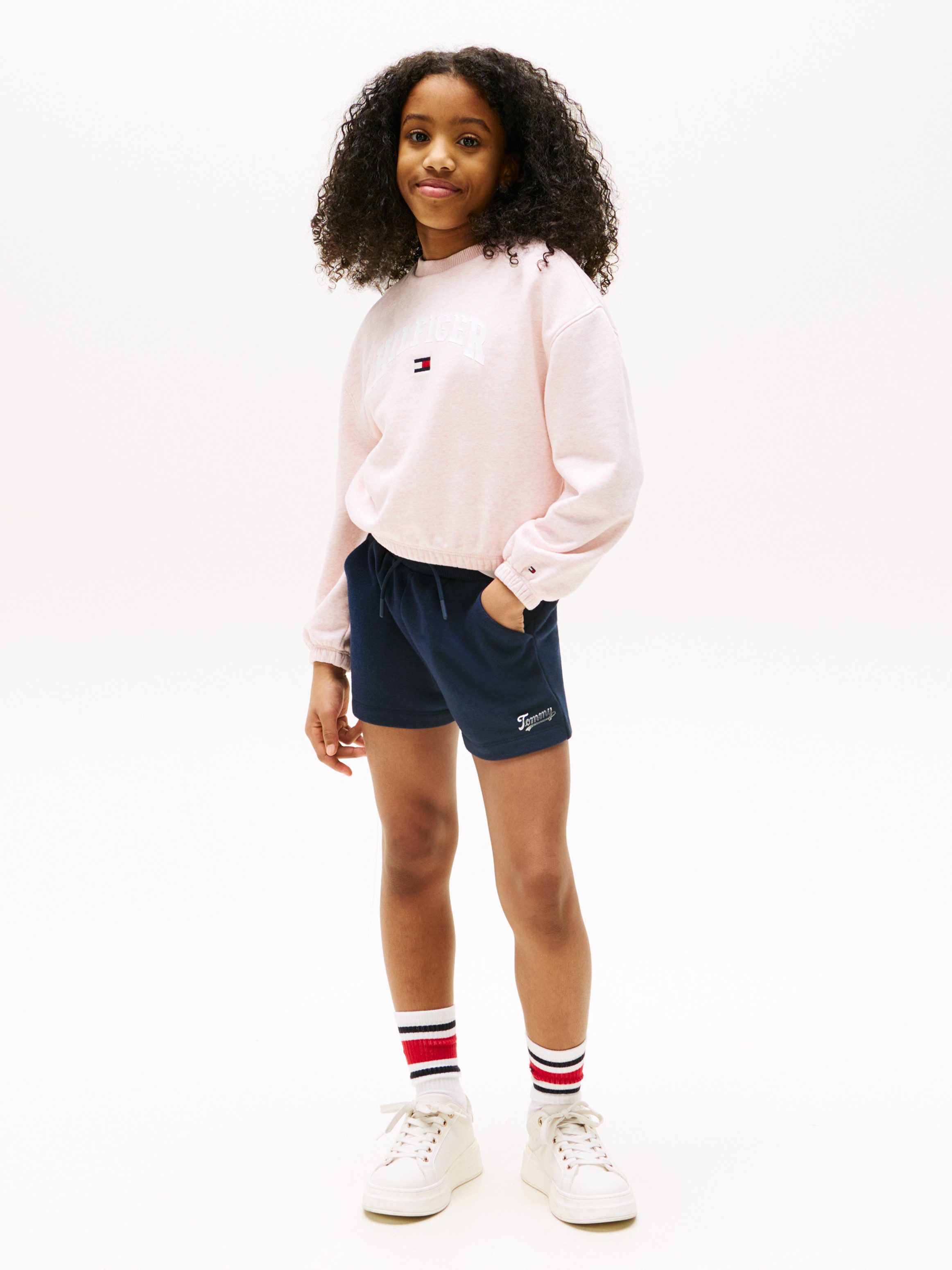 Tommy Hilfiger Sweatshorts TOMMY SCRIPT SWEATSHORT für Kinder bis 16 Jahre, glänzender Logo-Schriftzug