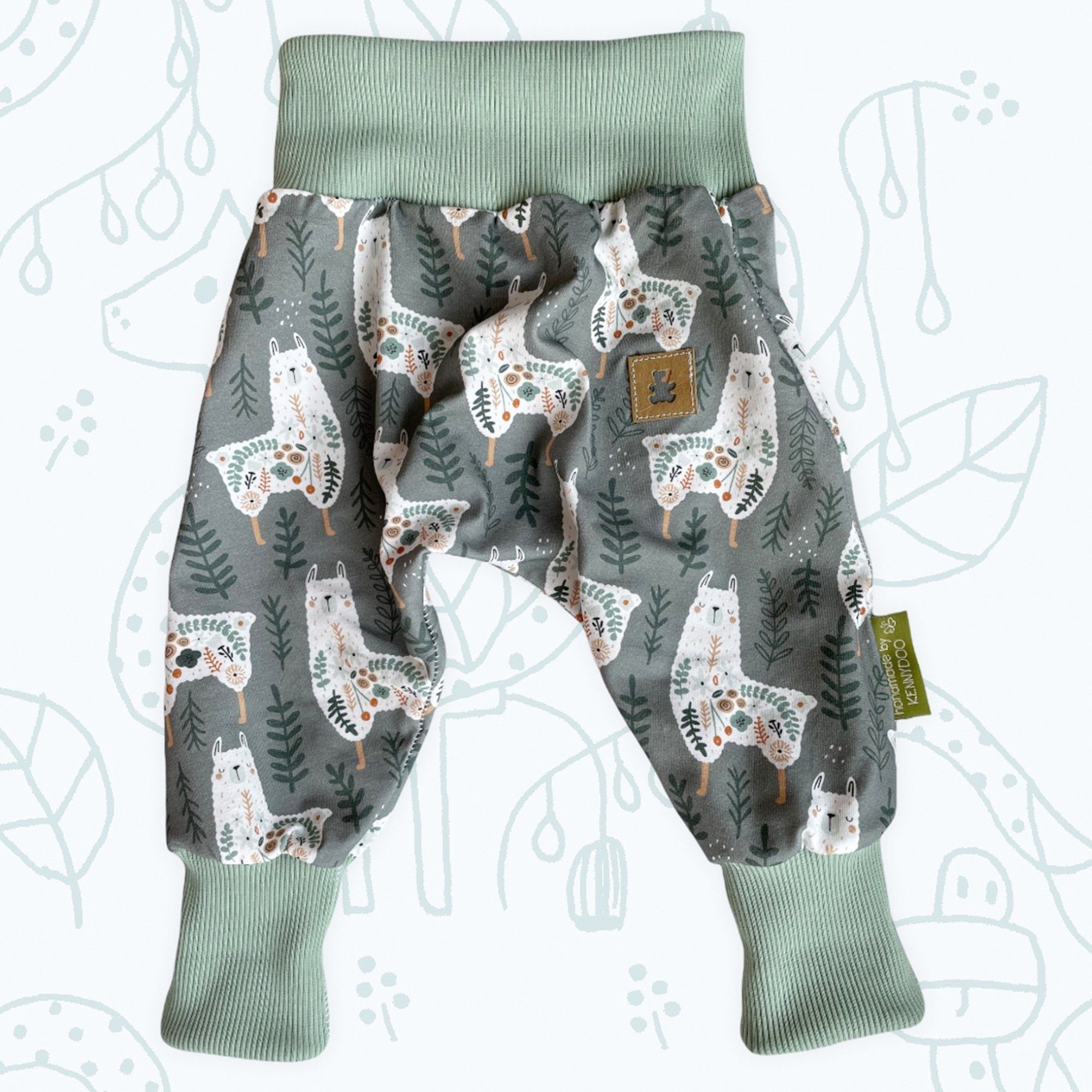 kennydoo Erstausstattungspaket Baby Erstausstattung Set Eukalyptus Lama, Handmade in DE (4 teilig, Pumphose (casual Buggy pant), Body, Knotenmütze, Halstuch) schnelltrocknend & atmungsaktiv, inkl. Geschenkverpackung