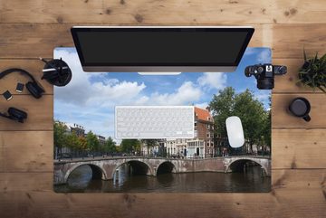 MuchoWow Gaming Mauspad Die Keizersgracht in Amsterdam unter einem blauen Himmel mit Wolken (1-St), Büro für Tastatur und Maus, Mousepad Gaming, 90x60 cm, XXL, Großes