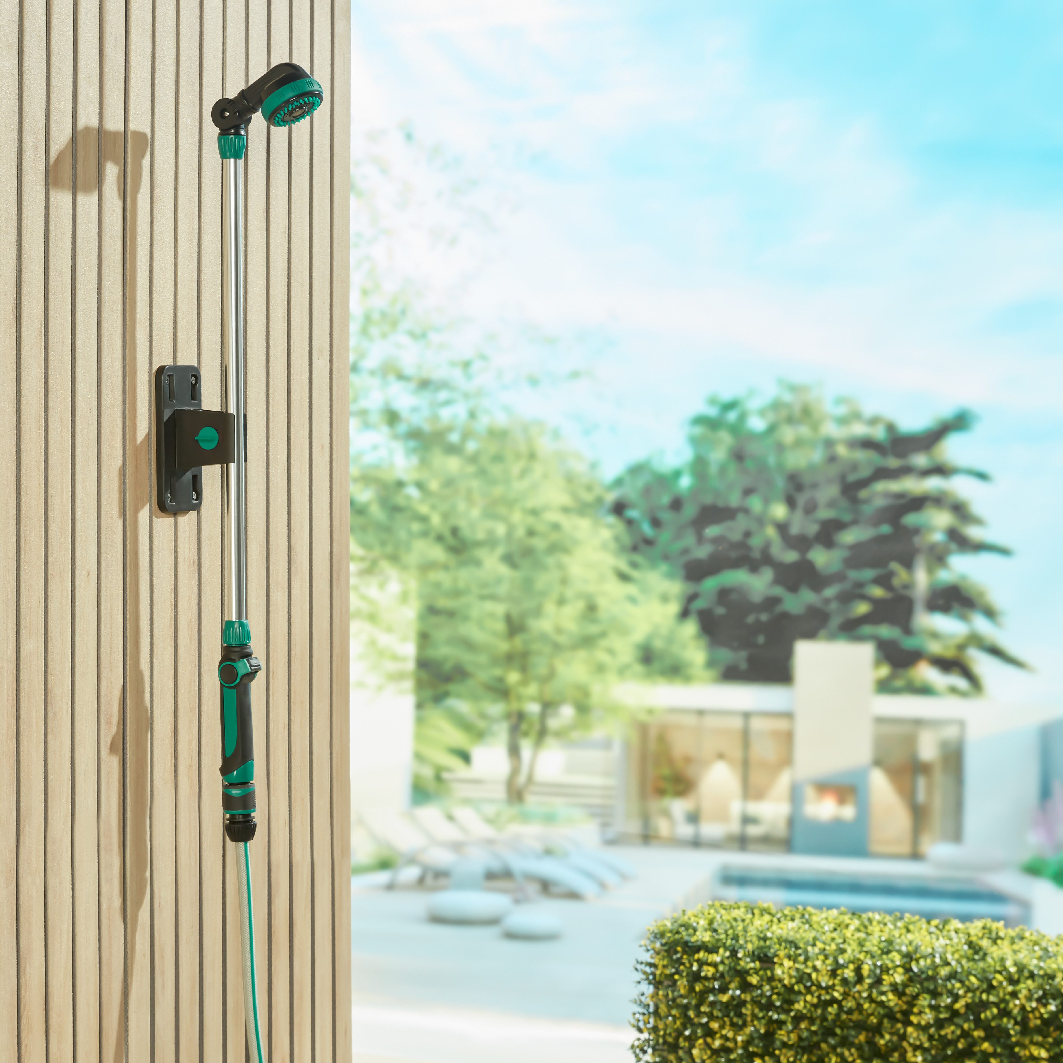 VONROC Gartendusche Außendusche - 1in2 Gartenbrause mit Stiel (ideal für Garten, Pool, Camping, Terasse oder Sauna, - 180 Grad neigbar, 3 Sprühmodi), & inkl. Wandhalterung