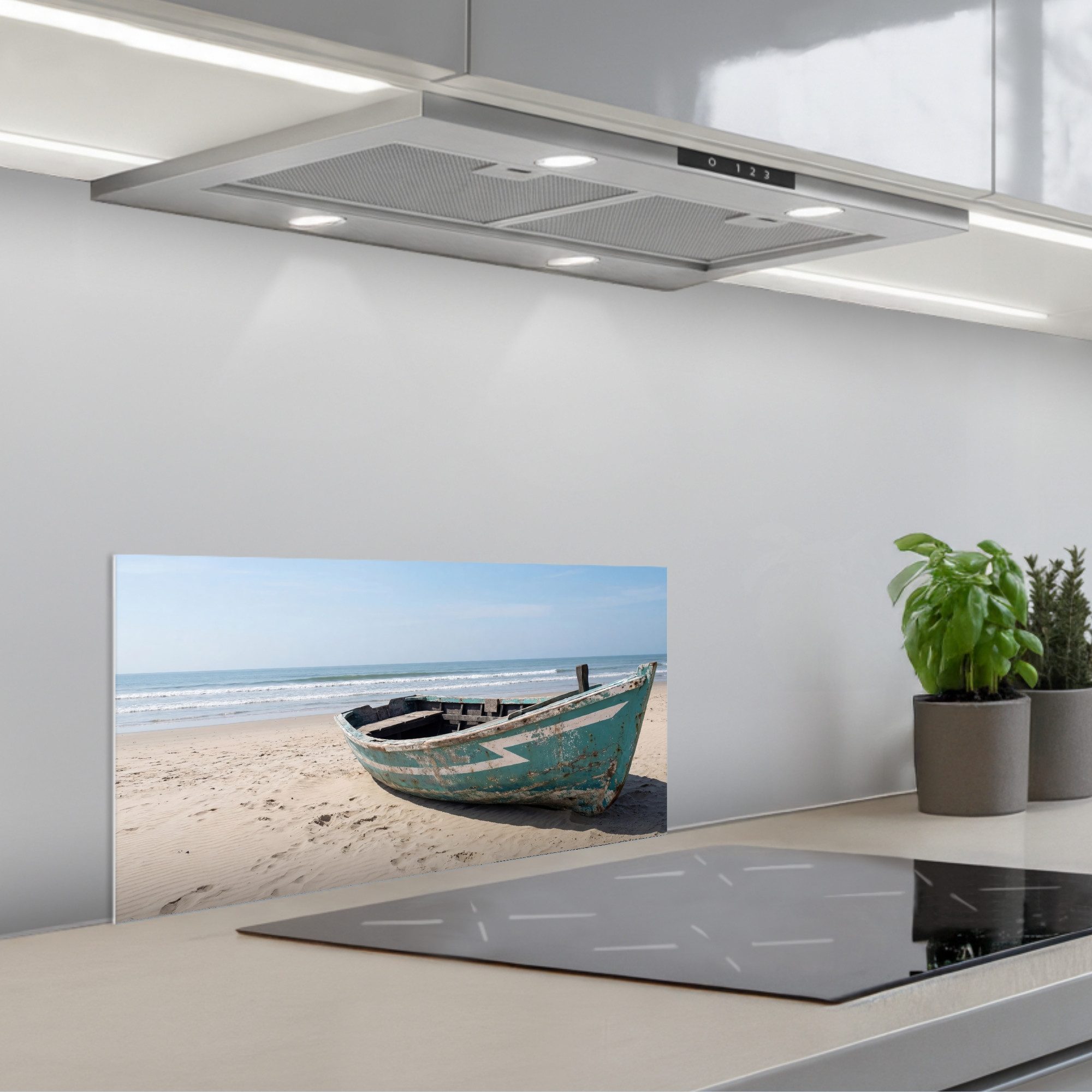 KitchenYeah Küchenrückwand selbstklebend (keine Folie) Boot - Sandstrand - Meer, (1-tlg), Küchenrückwand, Spritzschutz, Kitchen, 60x30 cm