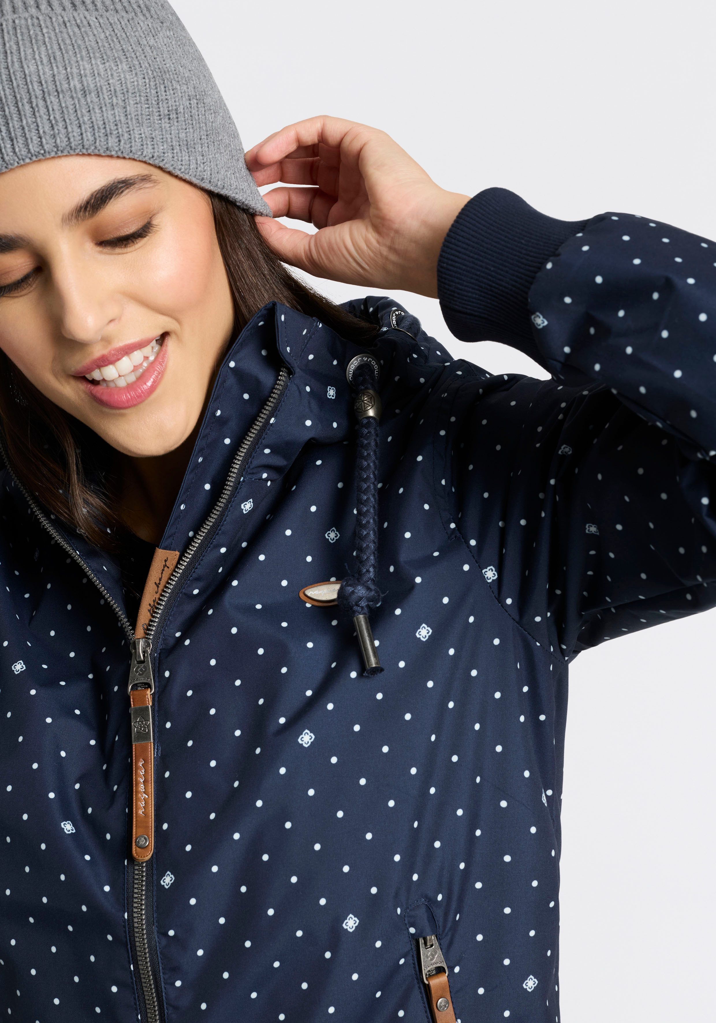 Ragwear Outdoorjacke NUGGIE DOTS O aus Polyester, hüftlange Passform, hochschließender Kragen