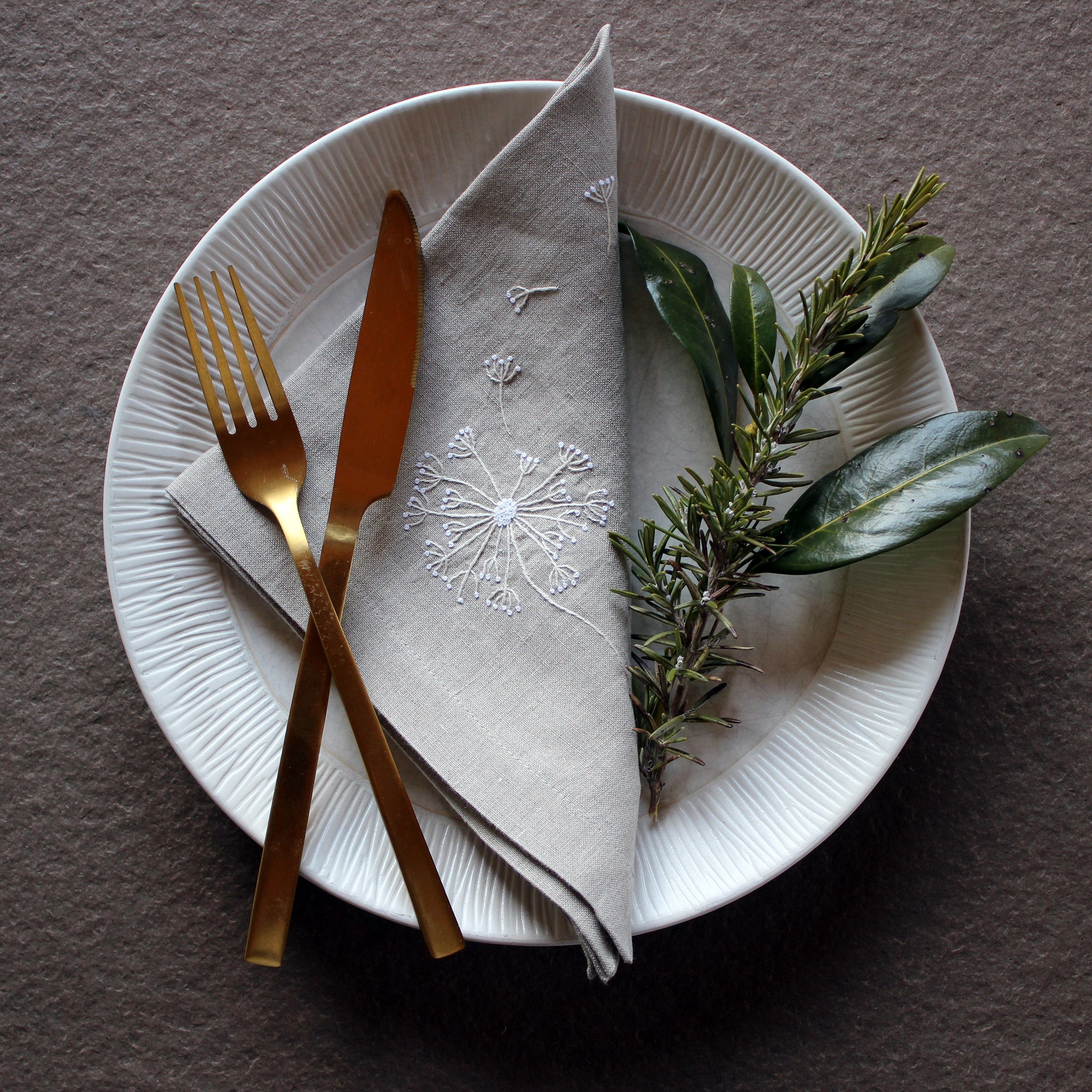Indradanush Stoffserviette 4er Set Leinen Stoffservietten 40x40 cm Pusteblume bestickt, (Set, 4 Stück Stoffservietten), nachhaltig, von Hand bestickt, Leinen natur