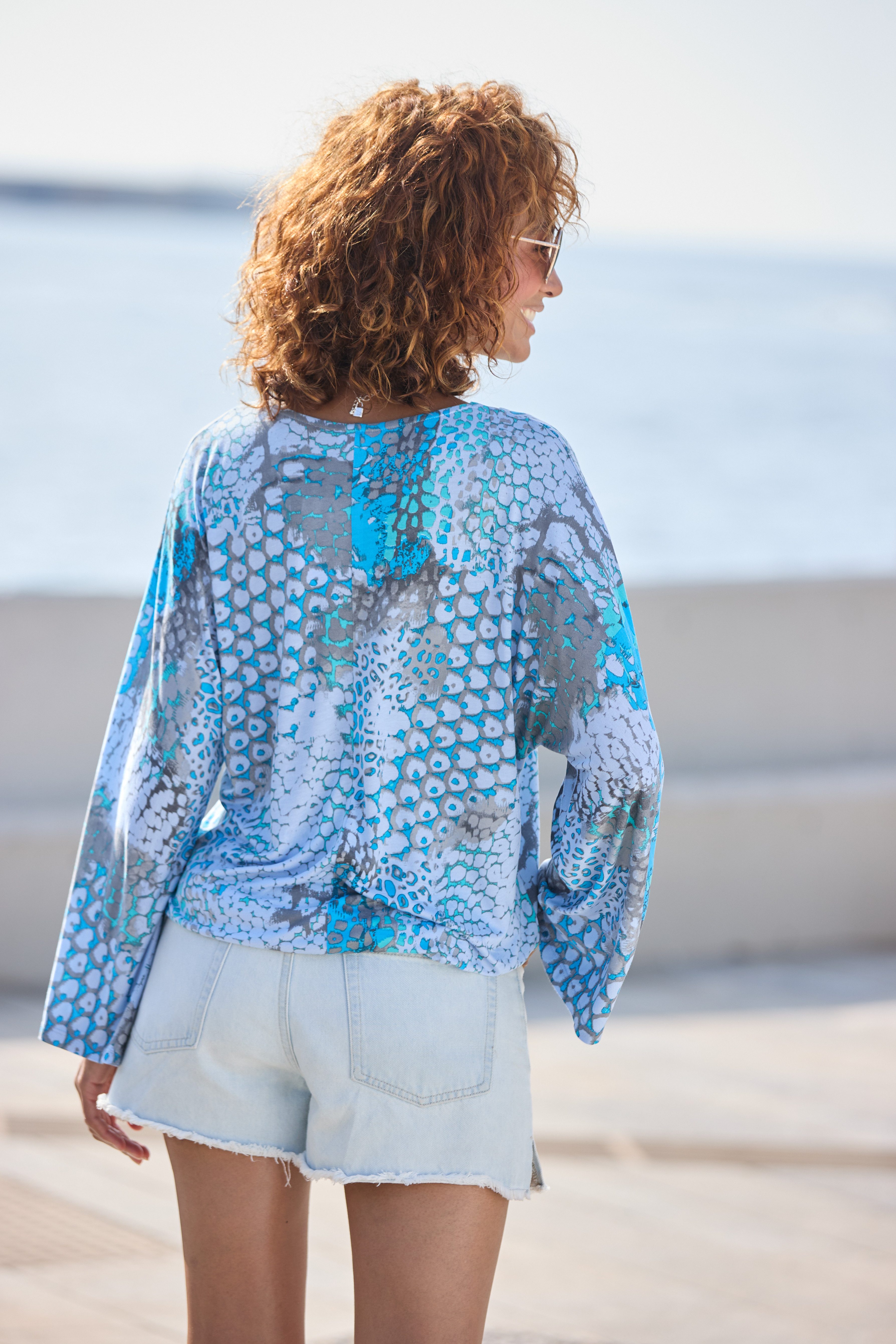 Buffalo Fledermausshirt mit Animaldruck, lockere Bluse mit V-Ausschnitt, Blusenshirt