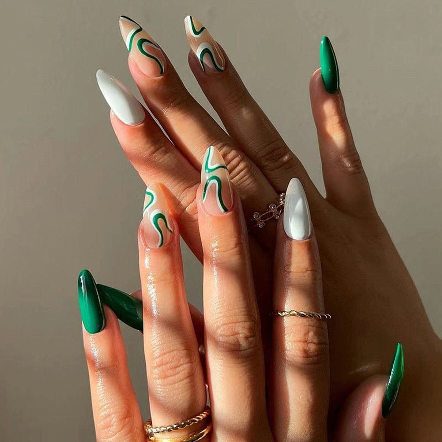 AUKUU Kunstfingernägel Grüner Grüner natürlicher Mandelnagel eistransparent künstlicher, Nagel fertiges Produkt tragbares Nagelstück künstlicher Nagel