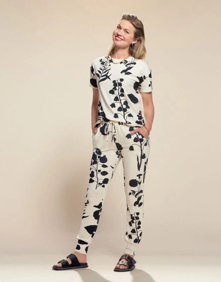 Essenza Pyjamahose Jules Liva Vanilla mit floralem Print