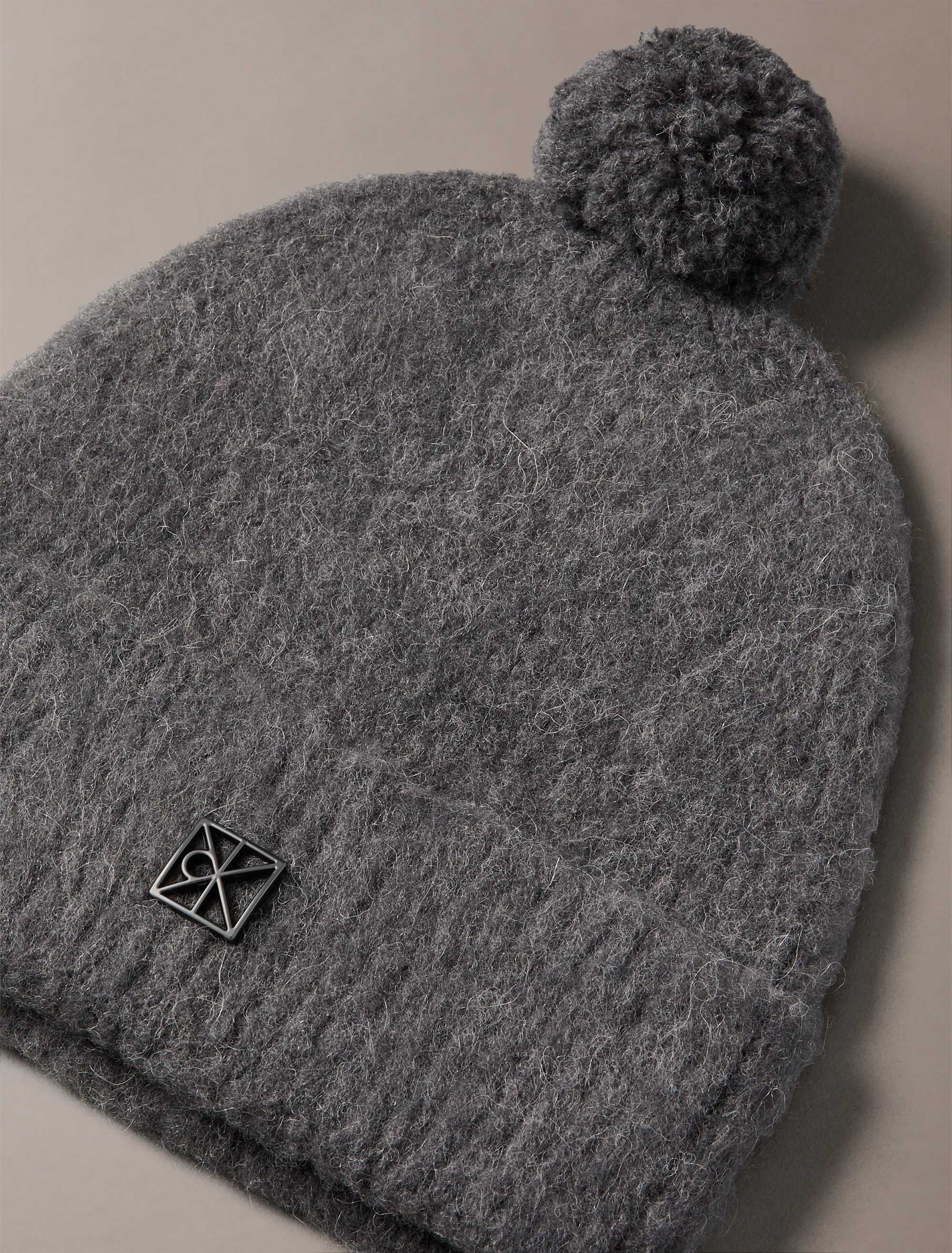 Calvin Klein Bommelmütze EMBLEM BRUSHED POMPOM BEANIE Perfekt für den Alltag