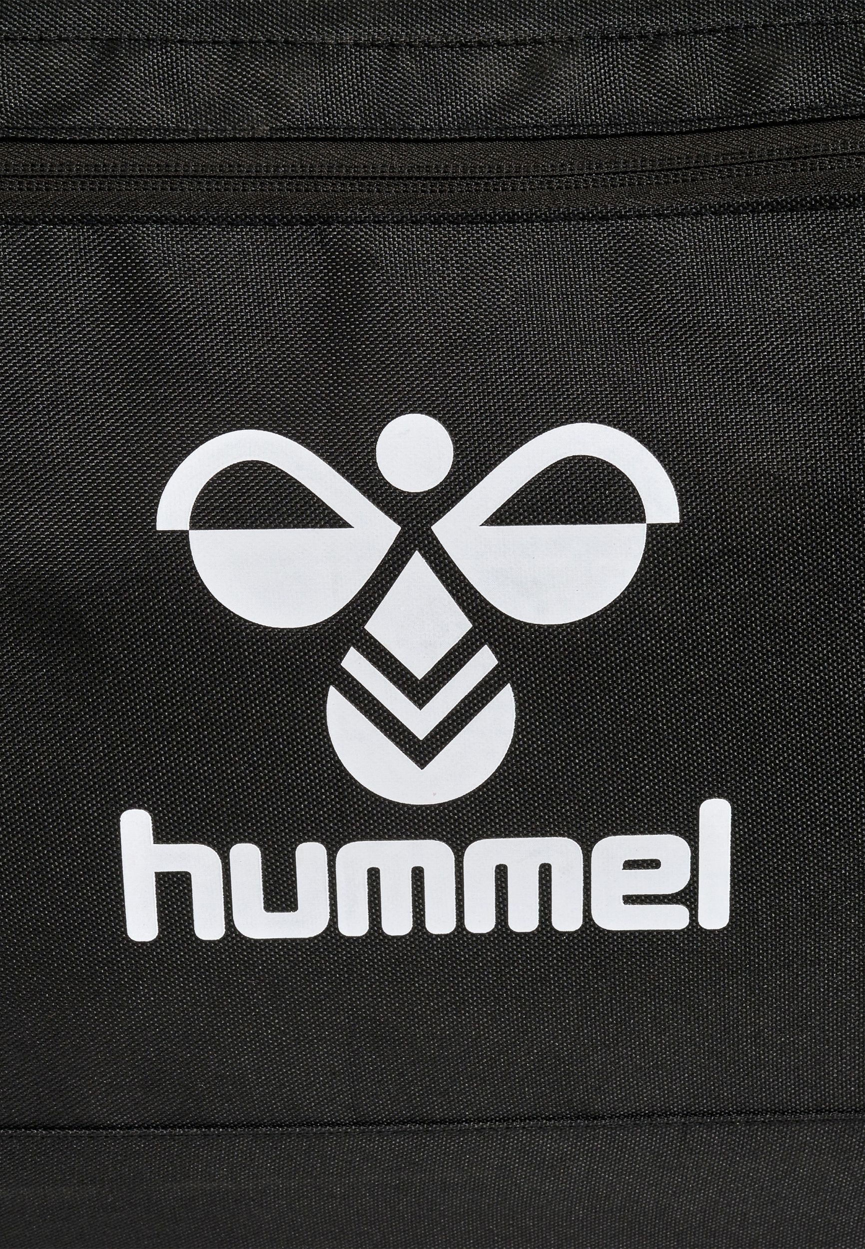 hummel Sporttasche Große Trolley Sport Tasche mit Rollen Weiche Reisetasche (1-tlg., casual), hmlCORE 2.0 TROLLEY