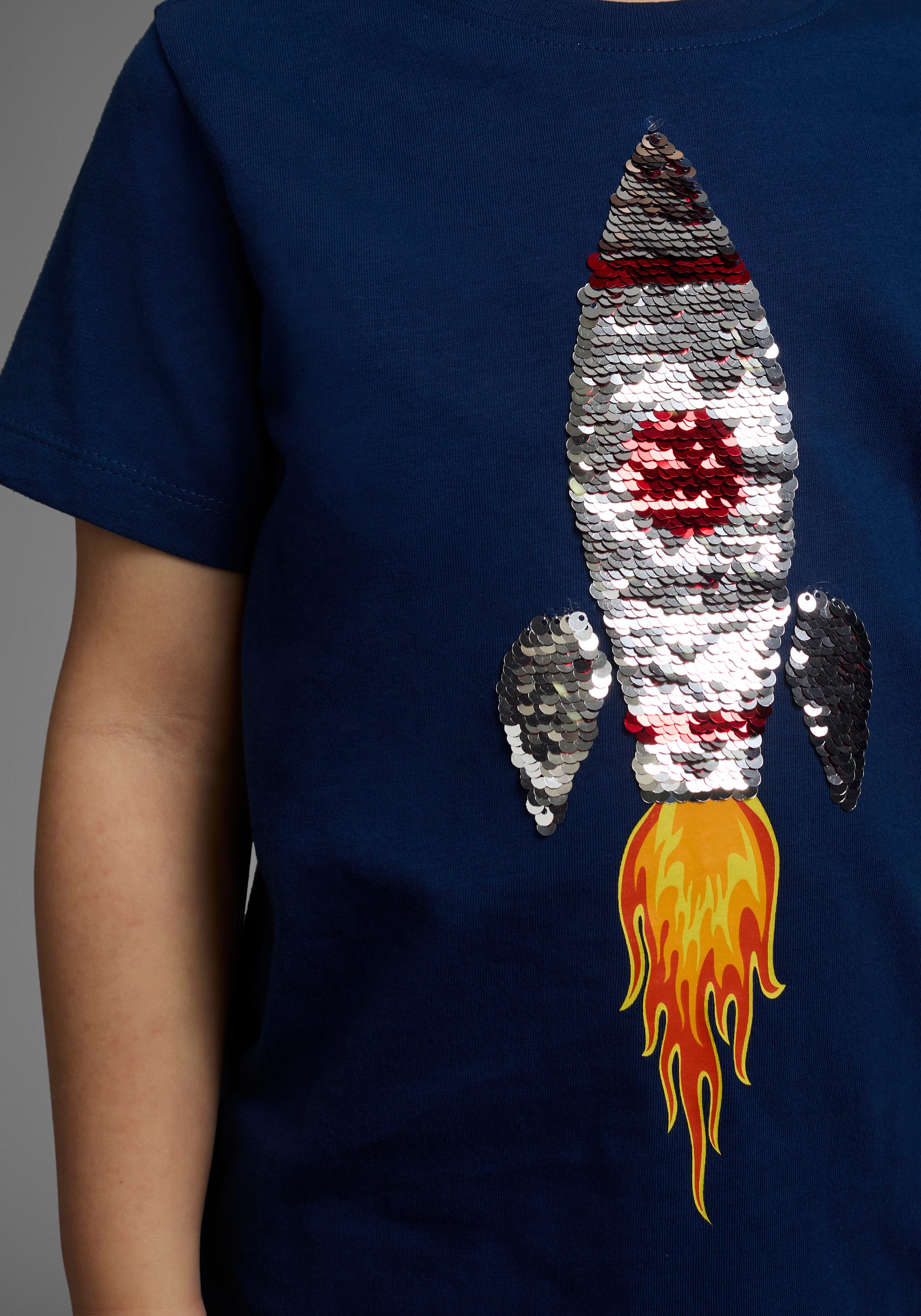 KIDSWORLD T-Shirt Mit Rakete aus Wendepailletten Kurzarm, Basic-Passform, bedruckt, Rundhalsausschnitt