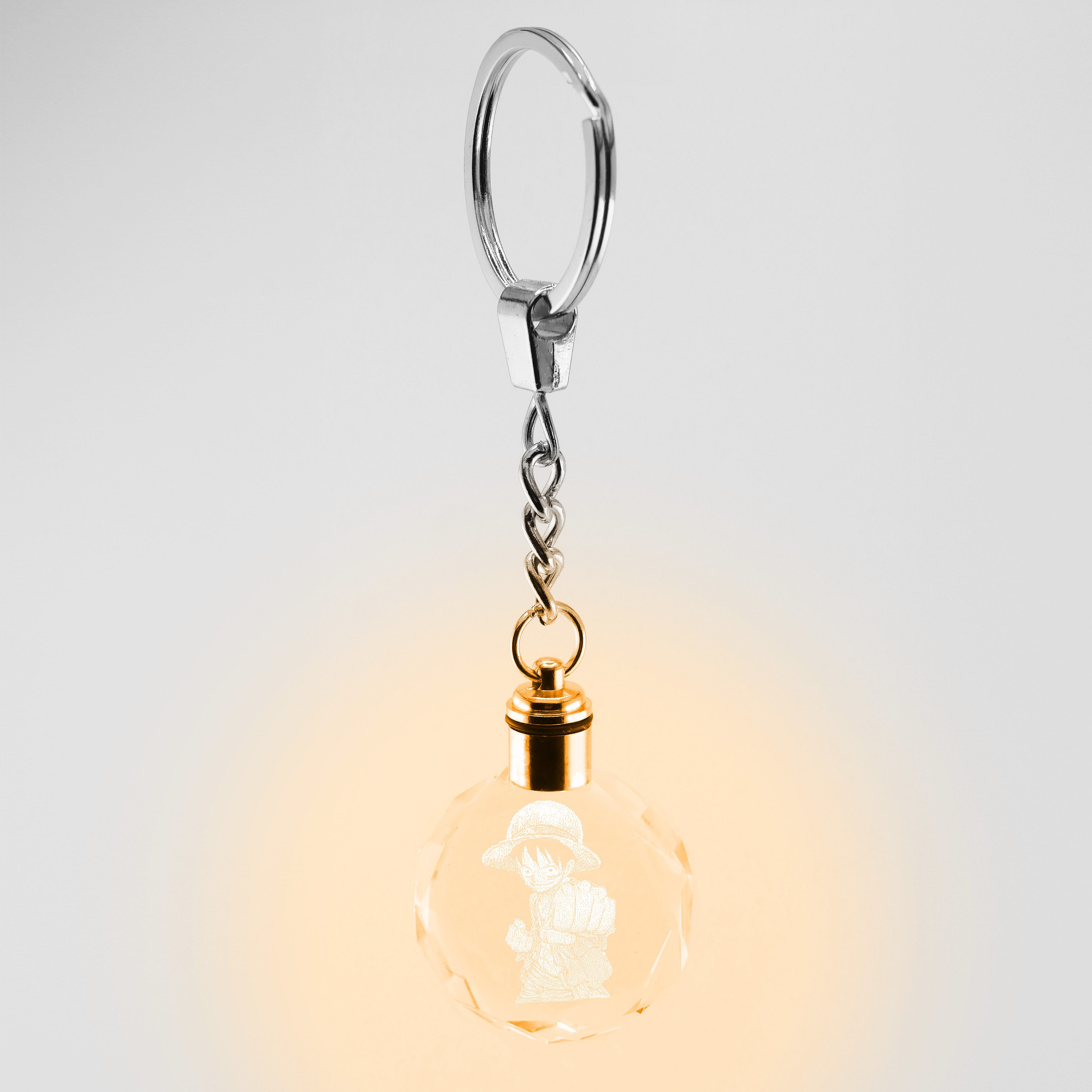 Stelby Schlüsselanhänger mit Gravur OnePiece Schlüsselanhänger Ruffy Multicolor LED mit Geschenkbox (Perfekt für Geburtstage und Weihnachten, 1-tlg., Robustes G – Bild 5 von 5