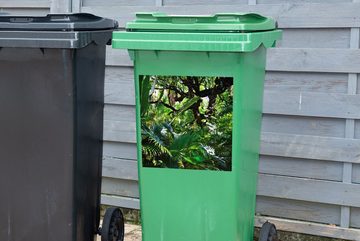 MuchoWow Wandsticker Schöne Muster von Blättern und Bäumen in einem Regenwald (1 St), Mülleimer-aufkleber, Mülltonne, Sticker, Container, Abfalbehälter