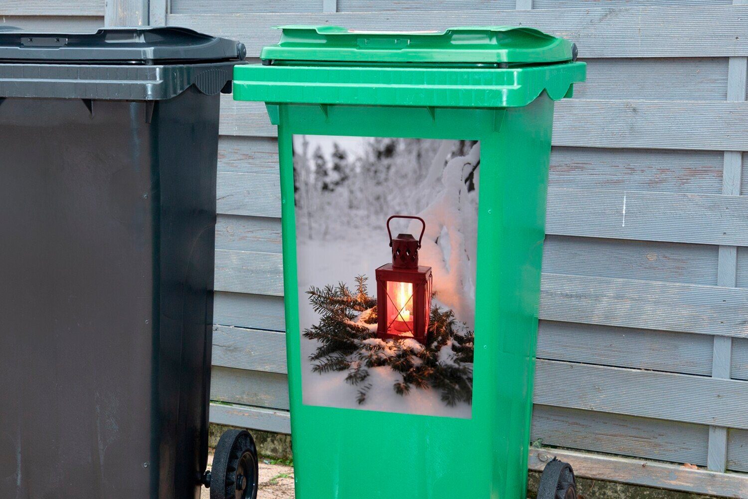 MuchoWow Wandsticker Eine rote Laterne Sticker, im Schnee (1 Abfalbehälter Container, Mülltonne, Mülleimer-aufkleber, St)