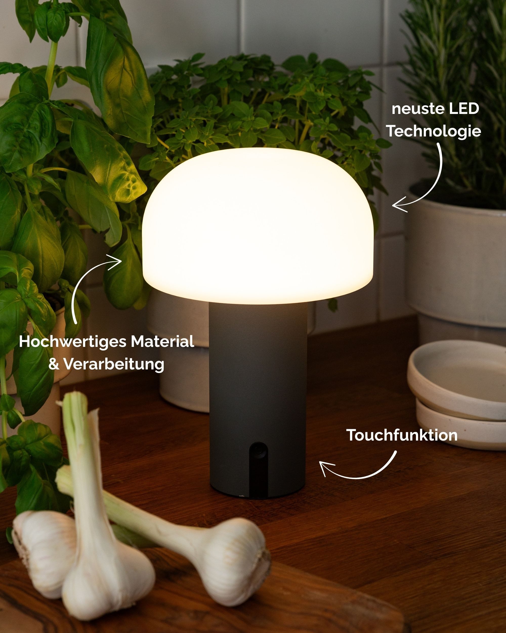 LUUK Studio LED Tischleuchte, LED fest integriert, warmweiß (2700 Kelvin), wiederaufladbarer Akku, für drinnen & draußen, modernes Design