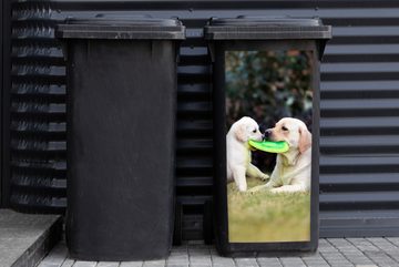 MuchoWow Wandsticker Hund mit seinem Welpen und einem Frisbee (1 St), Mülleimer-aufkleber, Mülltonne, Sticker, Container, Abfalbehälter