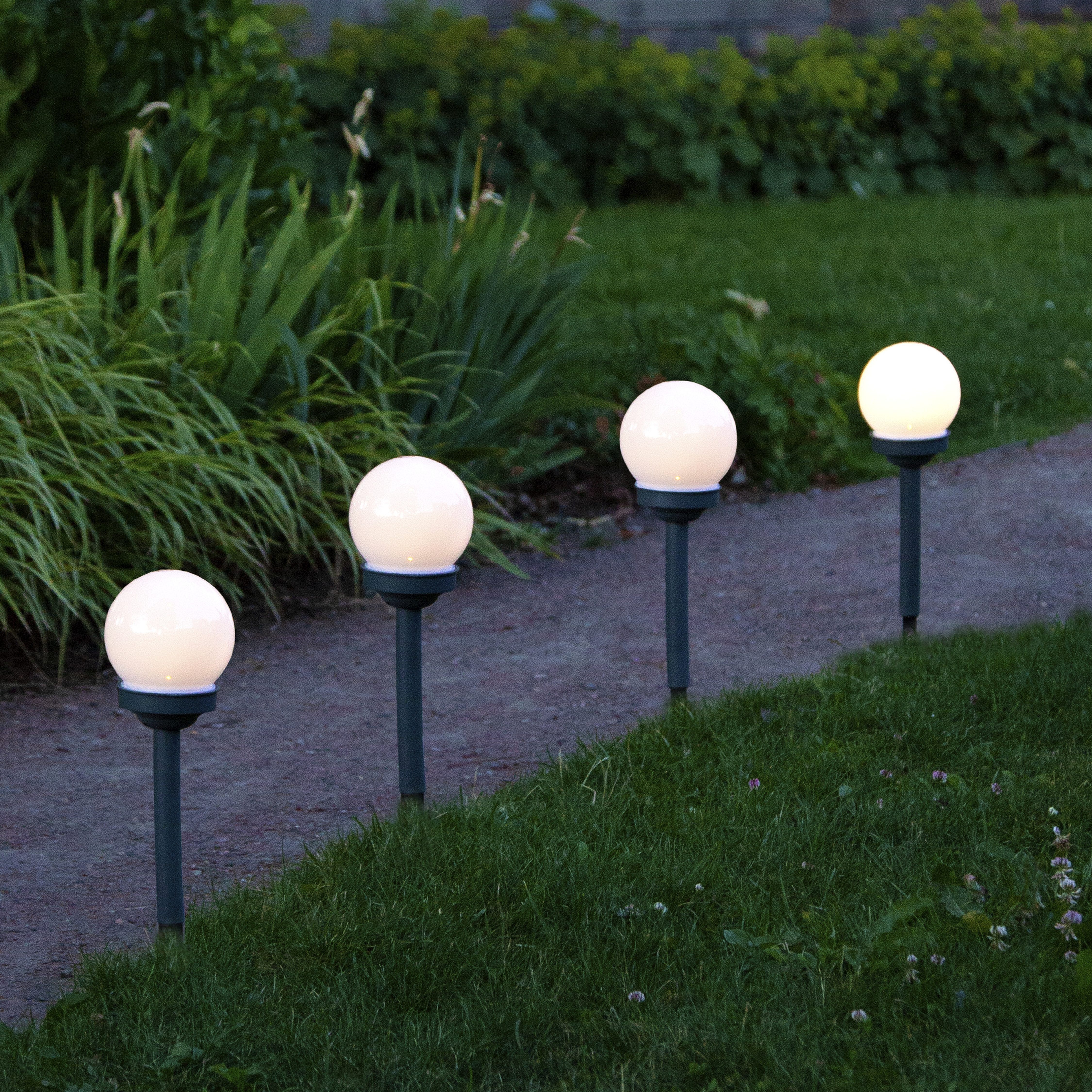 STAR TRADING LED Solarleuchte Solar-Wegleuchte Globus, Tageslichtsensor, LED fest integriert, Warmweiß, 4er-Set, Kugelleuchten mit 10cm Ø, Dämmerungssensor