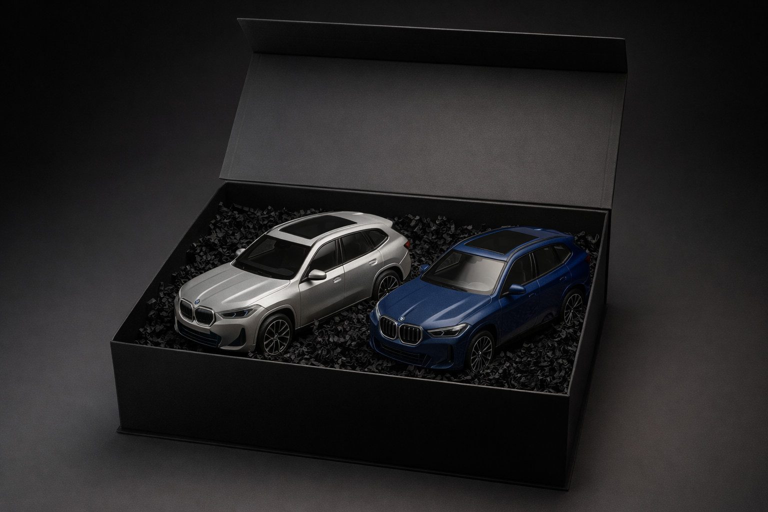 BMW Modellauto Exklusive Geschenkbox BMW iX3 Miniatur 1:64 Modellauto Geschenk-Set, (2-tlg)