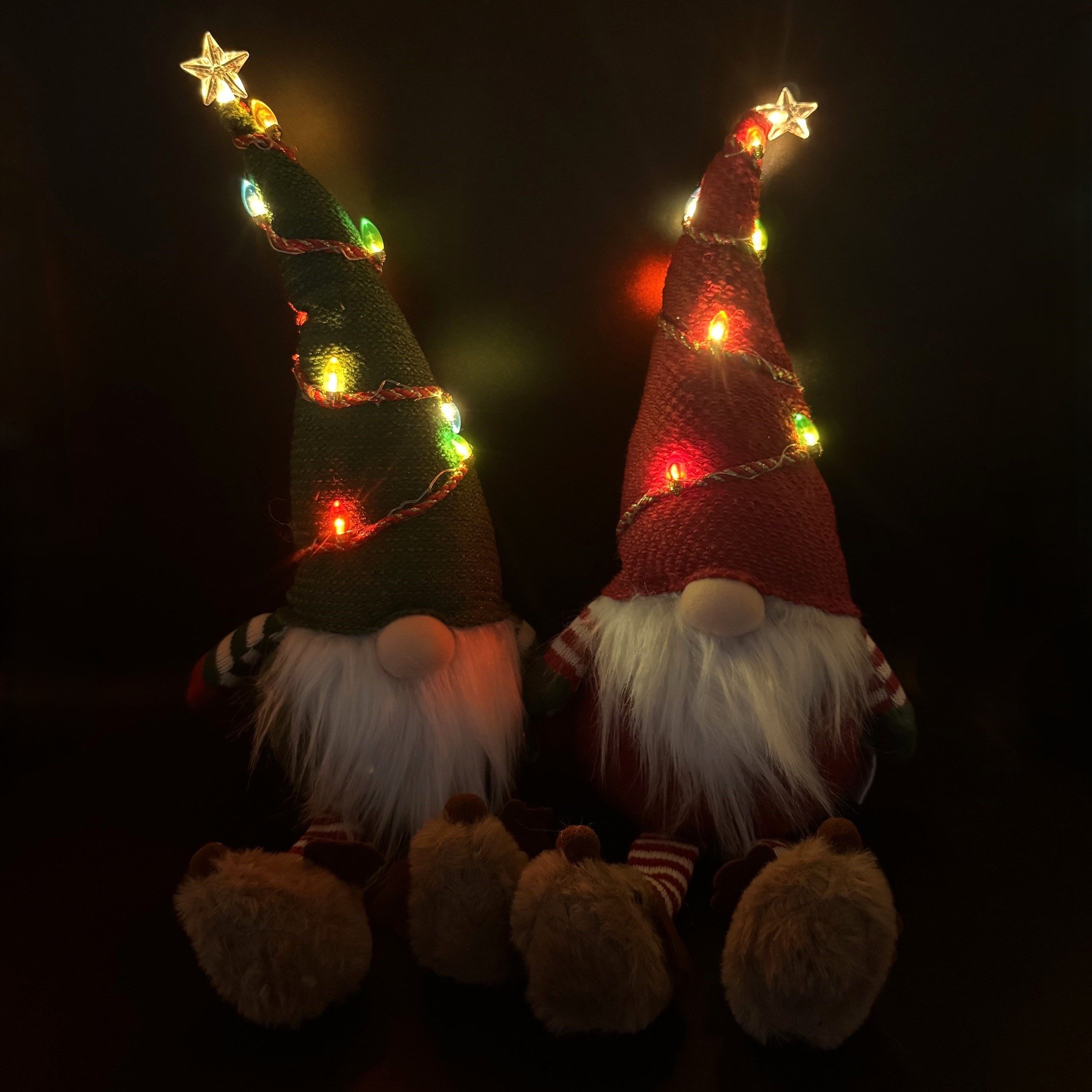 Online-Fuchs Dekofigur 2er Set Wichtel, Kantenhocker mit LED-Beleuchtung - Weihnachtsdeko (süße Rentier Hausschuhe, Lichterkette mit 8 bunten Glühbirnen), praktische 6-Stunden Timerfunktion - 53 cm groß