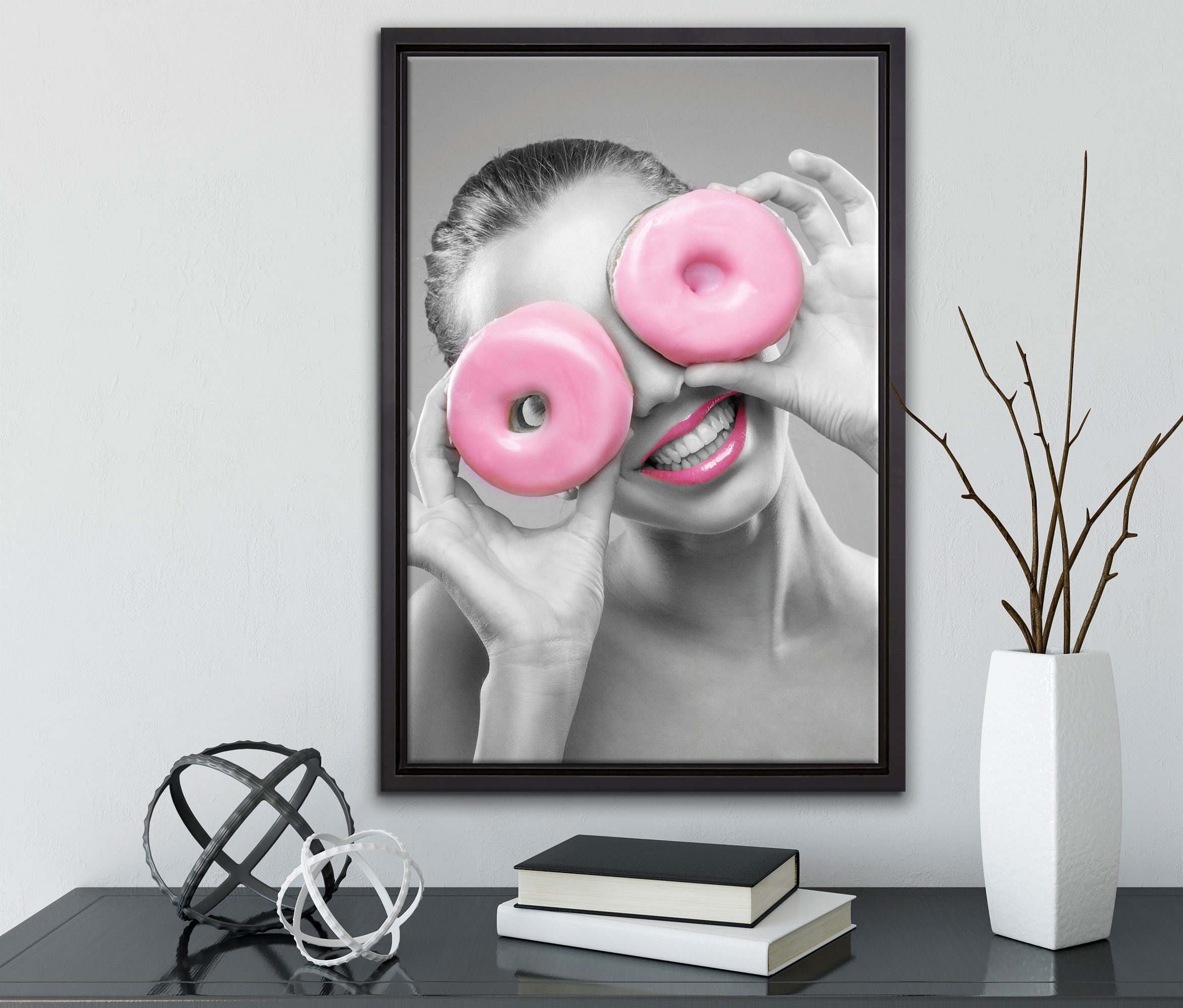 Leinwandbild Frau in fertig mit Pixxprint gefasst, (1 Zackenaufhänger Wanddekoration rosa lustige Donut Augen, einem St), Leinwandbild inkl. bespannt, Schattenfugen-Bilderrahmen