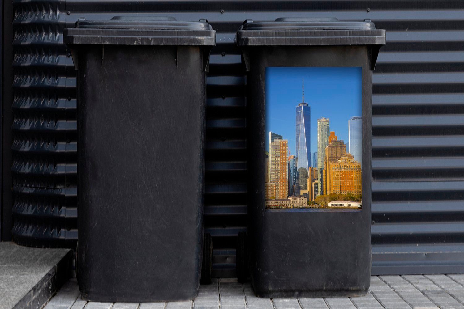 Container, Sticker, Himmel St), Wandsticker vor (1 Mülleimer-aufkleber, World blauen eine Center Das Trade Mülltonne, MuchoWow Abfalbehälter einem