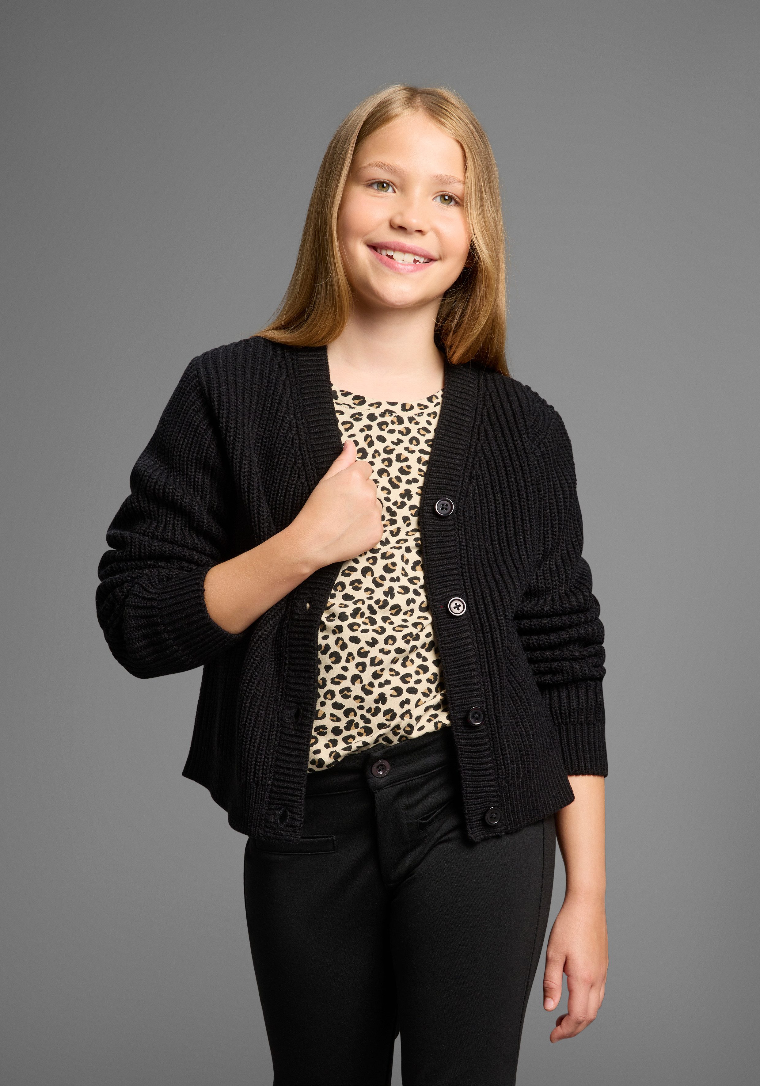 KIDSWORLD Strickjacke Strickjacke Basic-Style Strickjacke, toll zu allem zu kombinieren