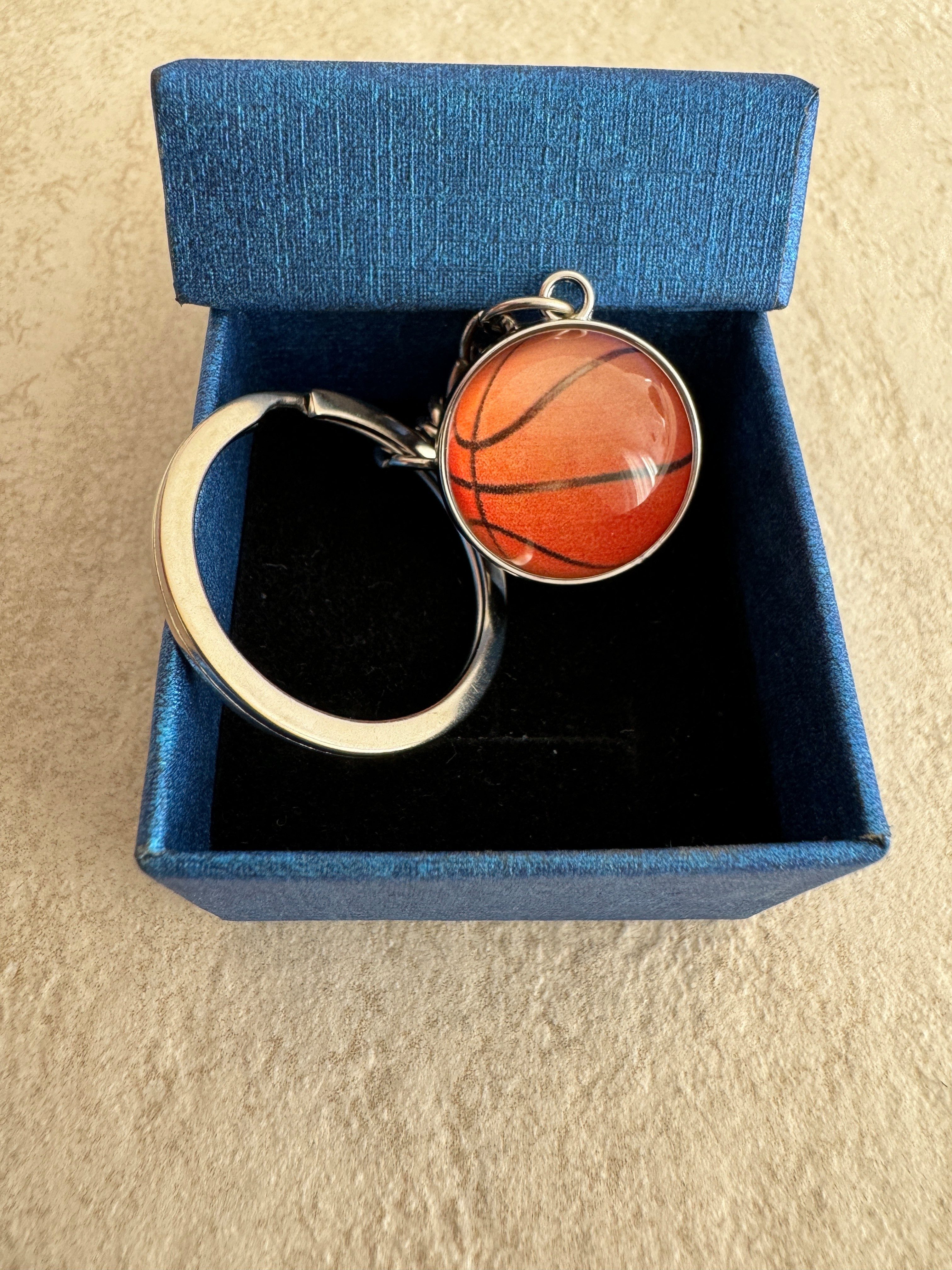 Stelby Schlüsselanhänger mit Gravur Basketball Schlüsselanhänger 3D mit Geschenkbox (Weihnachtsgeschenk, Geburtstagsgeschenk, Valentinstaggeschenk, Gravur mit Glow-Effekt), langlebig, pflegeleicht, unisex
