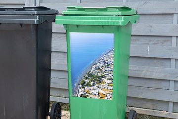 MuchoWow Wandsticker Luftaufnahme der Küste von Santorin Griechenland (1 St), Mülleimer-aufkleber, Mülltonne, Sticker, Container, Abfalbehälter