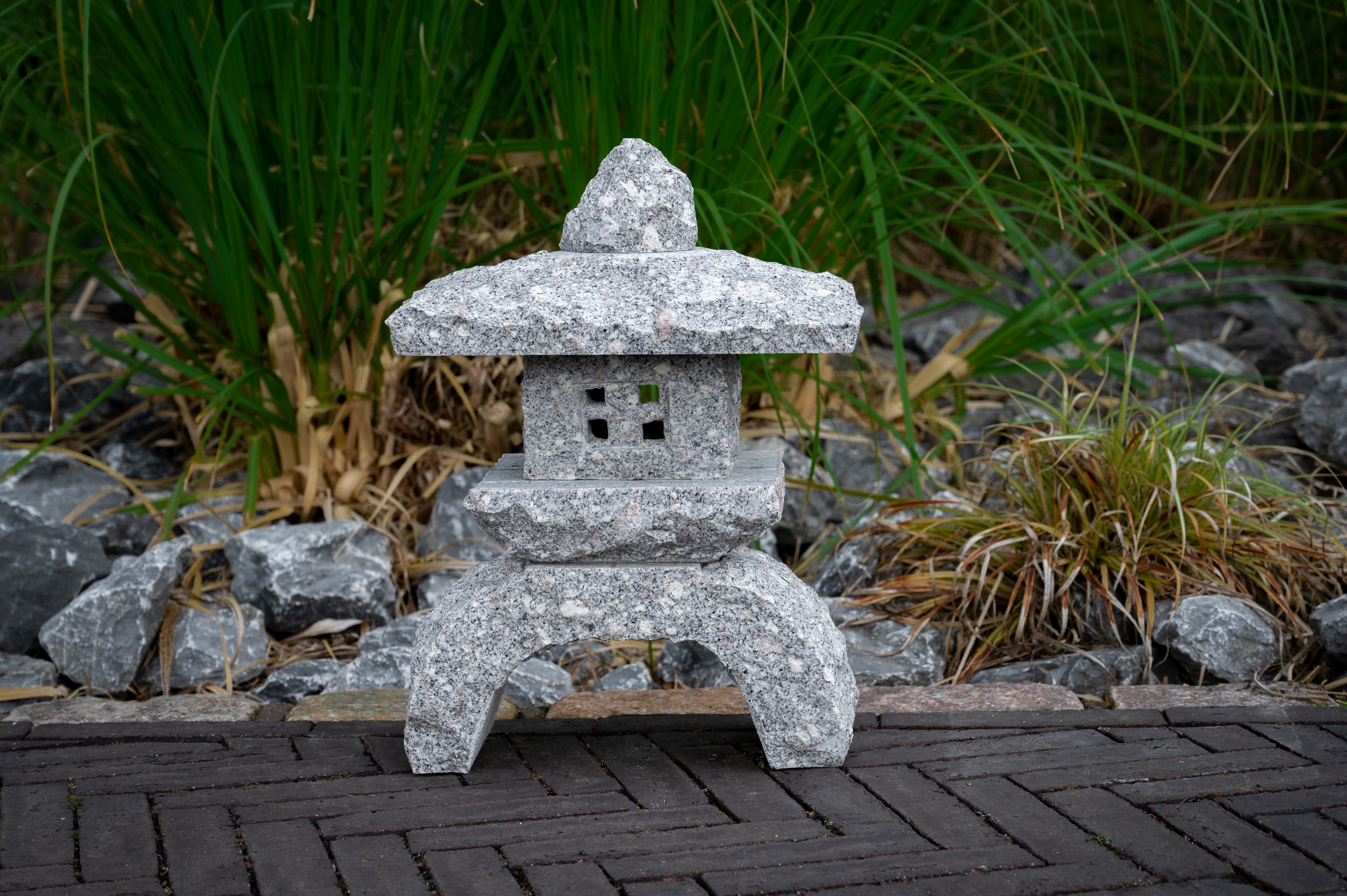 Laterne, Gartenfigur gegen Granitstein Regen UV-Strahlung. Naturprodukt ein IDYL Naturstein witterungsbeständig Granit sehr Frost, robust – und –