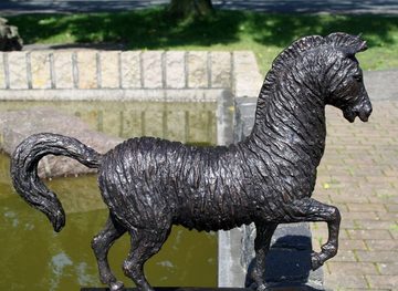 Bronzeskulpturen Skulptur Bronzefigur stehendes Pferd im modernen Stil