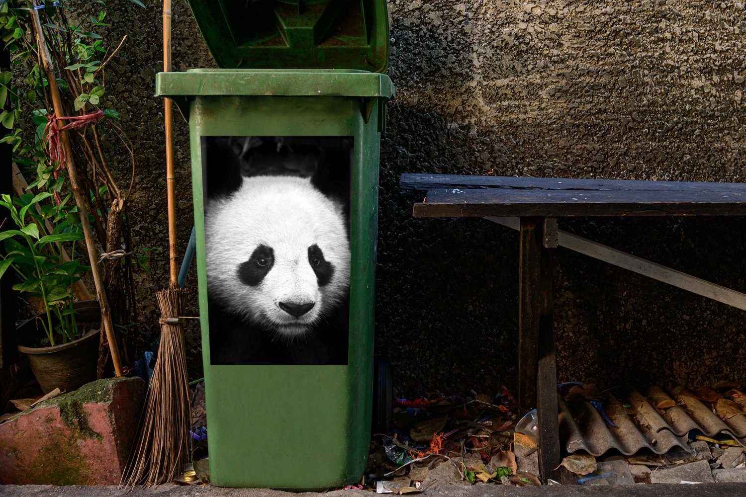 Mülltonne, MuchoWow Container, Abfalbehälter eines Pandas Nahaufnahme Sticker, Wandsticker (1 und - St), schwarz Mülleimer-aufkleber, weiß