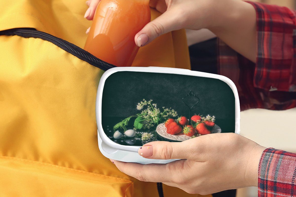 Mädchen Kinder und Brotdose, weiß Stillleben - und MuchoWow - - Erdbeeren Erwachsene, Teller, (2-tlg), für - Malerei Lunchbox Brotbox Blumen für Kunststoff, Ei - Jungs