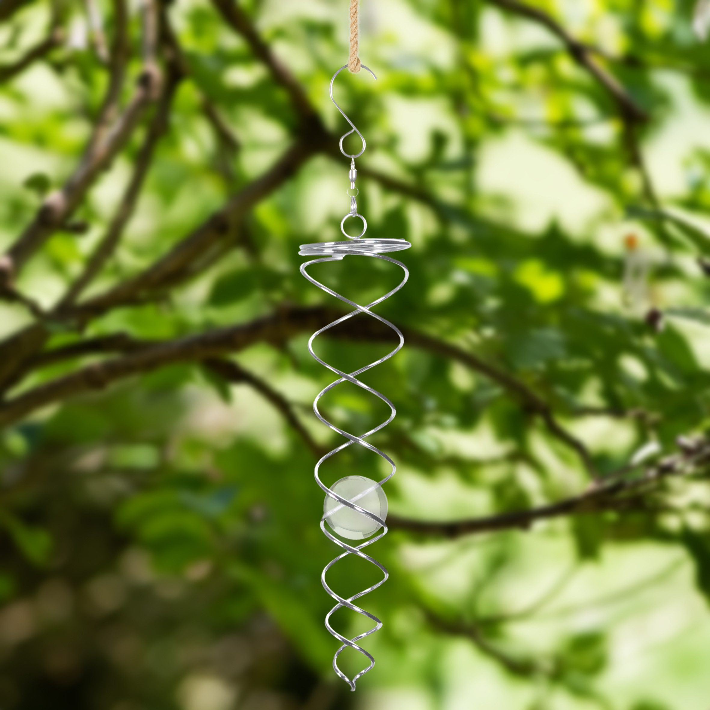 Spetebo Windspiel Metall Windspirale TWISTER silber (Stück, 1 St., Windspiel), Deko Windspiel mit Glas Kugel