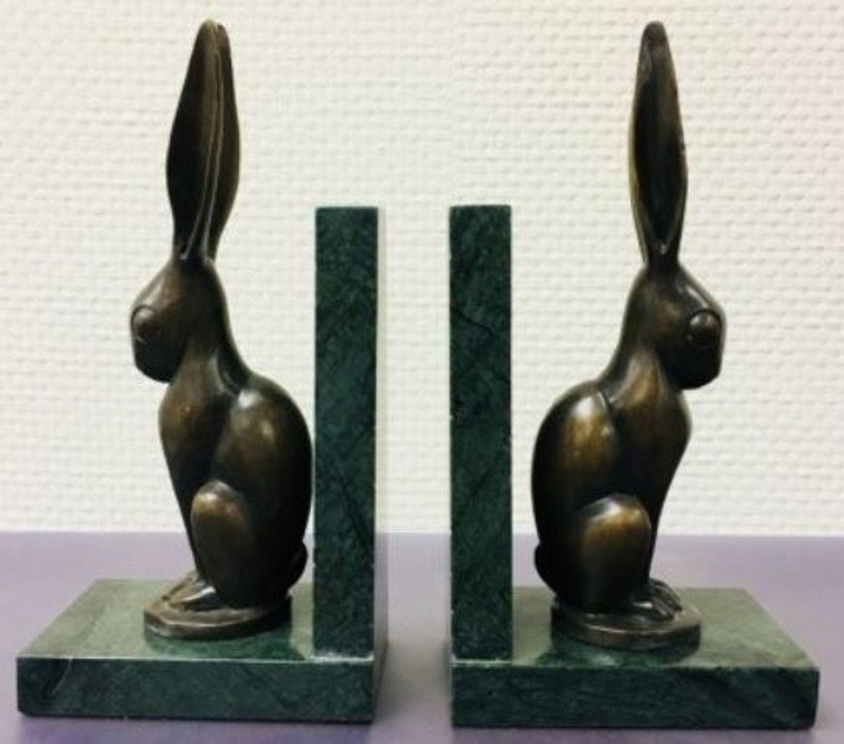 Casa Padrino Buchstütze Luxus Buchstützen 2er Set Bronze Hasen 9 x 13 x H. 24 cm - Deko Bronzefiguren mit Marmorsockel